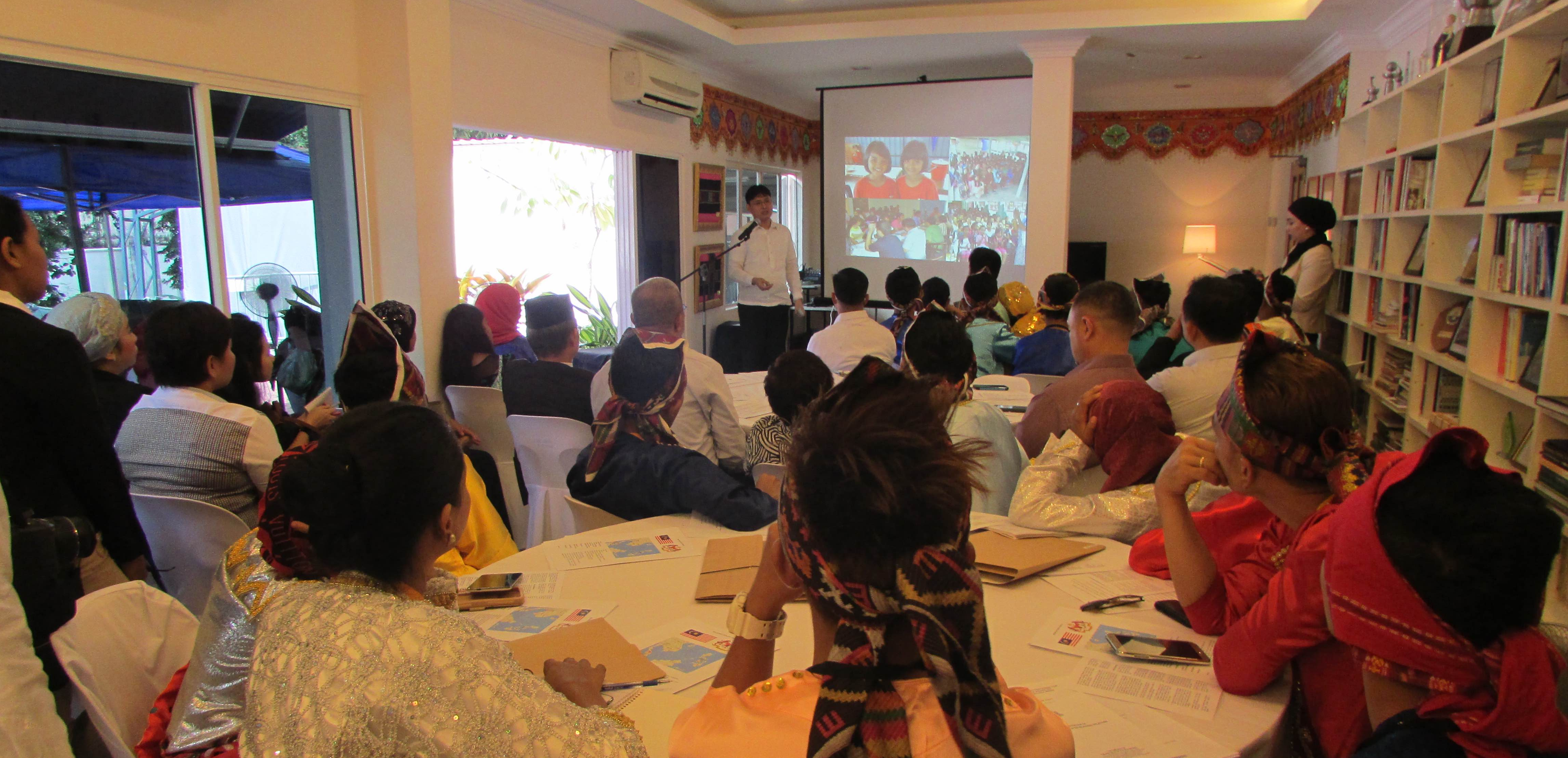 INTERACTIVE LEARNING. Third Secretary and Vice Consul Alvin Malasig tells the Sulu Youth about their Muslim brothers and sisters living in Sabah. Photo provided from the Philippine Embassy in Kuala Lumpur.
