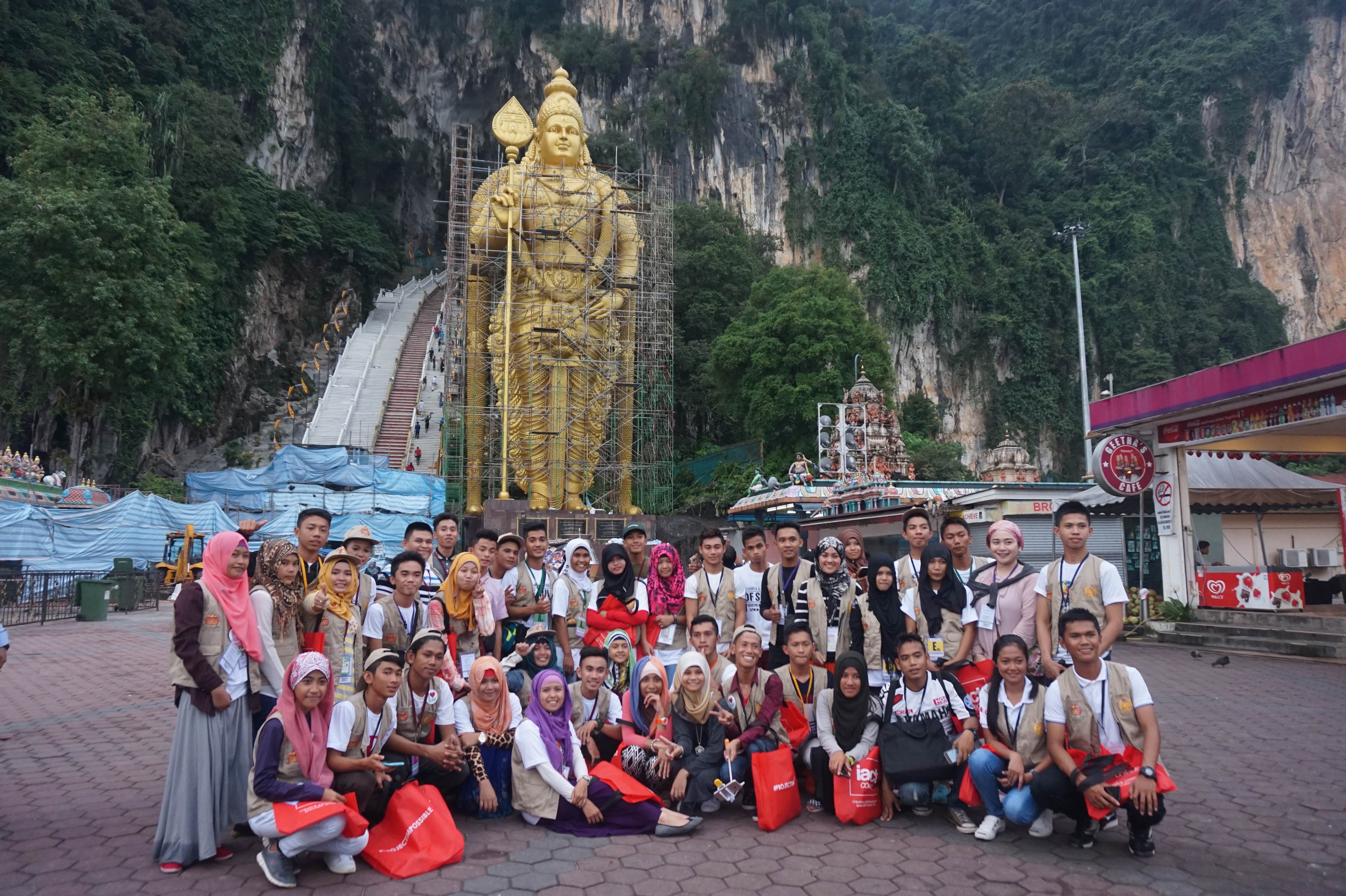 LEARNING FROM EACH OTHER. Members of the delegation pose in front of the Batu Caves after a tour conducted by students of Brickfields Asia College. Photo by Carol Ramoran
