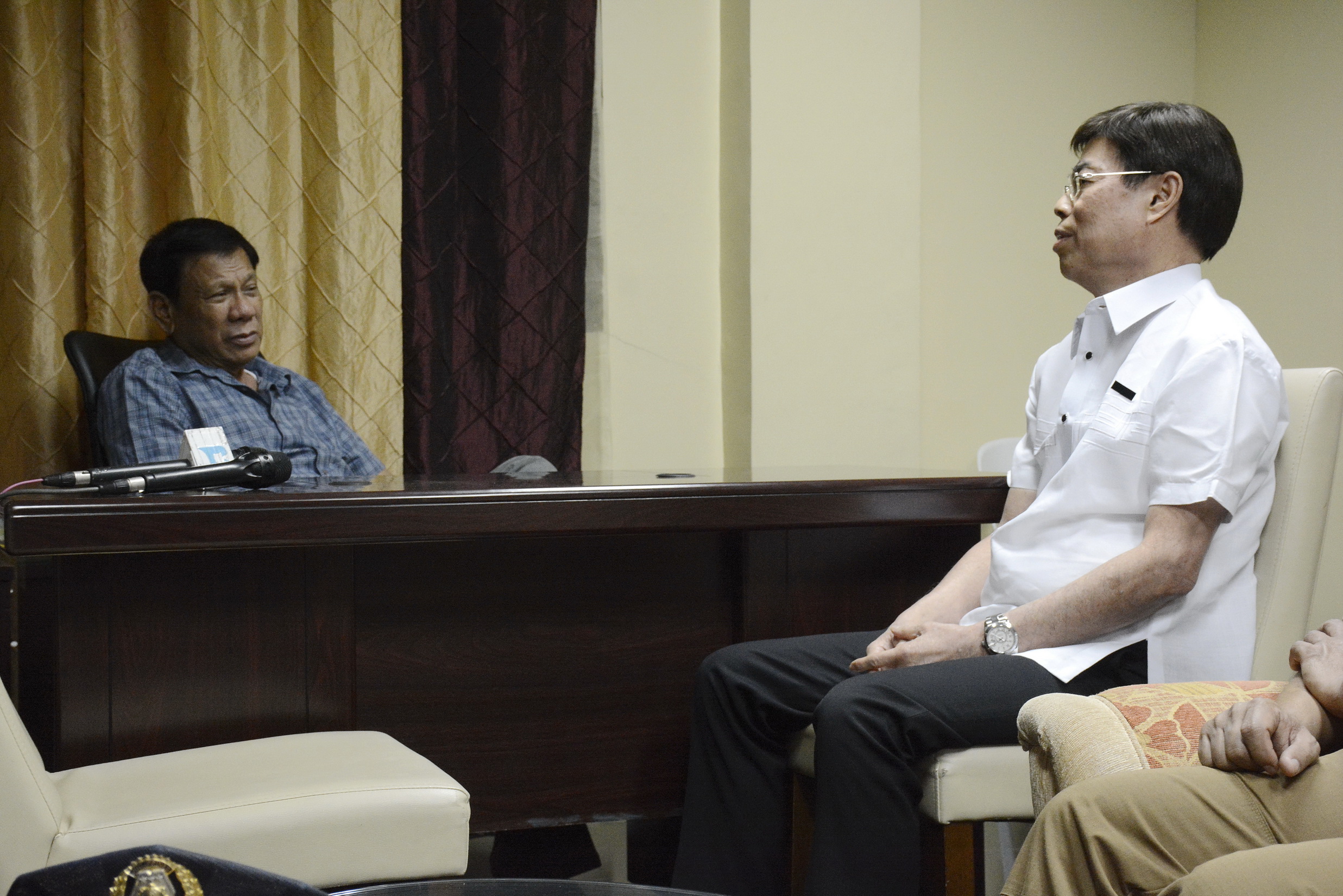 MEETING. Cebu-based businessman Peter Lim meets with President Rodrigo Duterte in July 2016. Malacañang file photo 