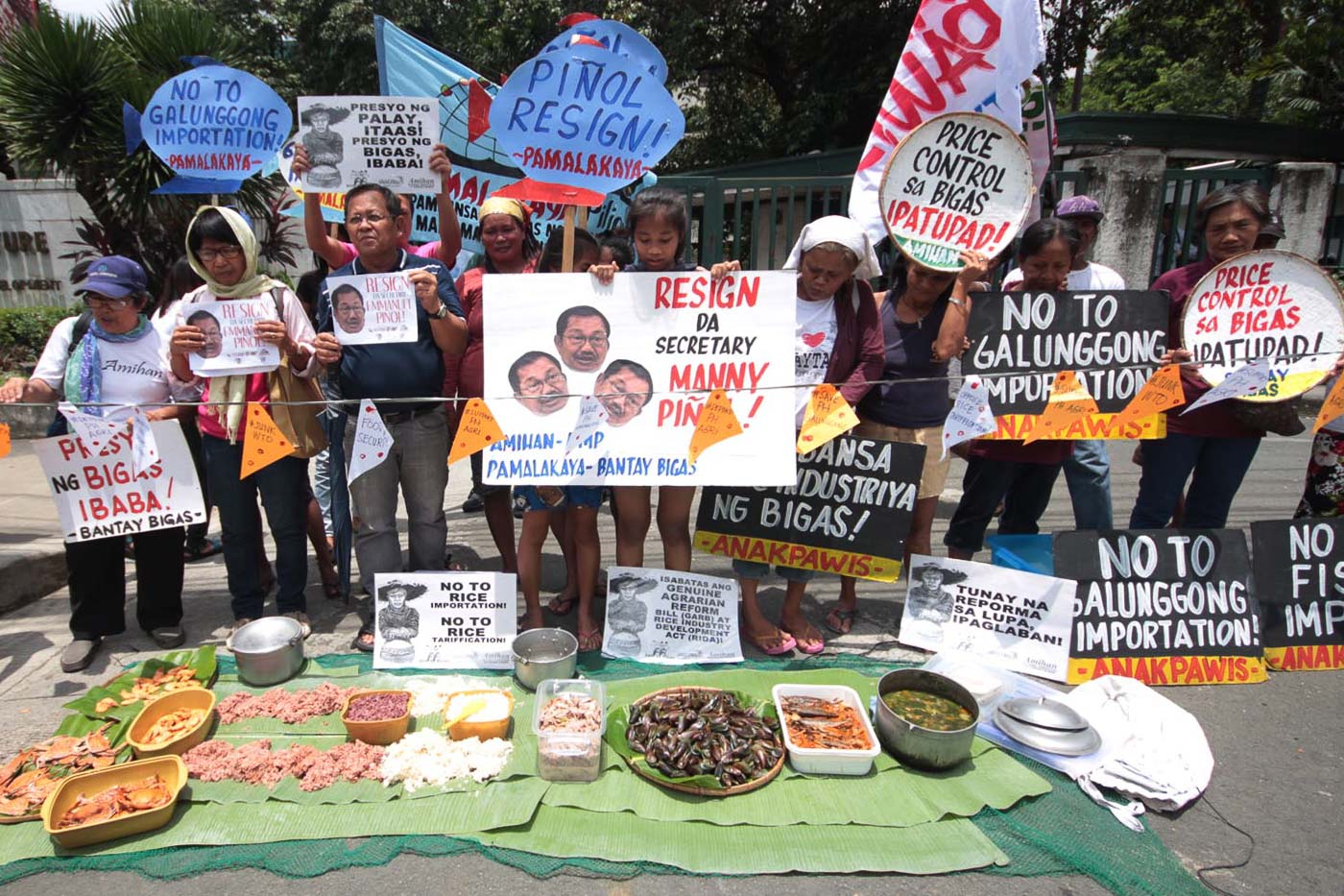 AGRICULTURE. Members of Pambansang Lakas ng Kilusang Mamamalakaya ng Pilipinas stage a protest in front of the Department of Agriculture on August 31, 2018. File photo by Darren Langit/Rappler 