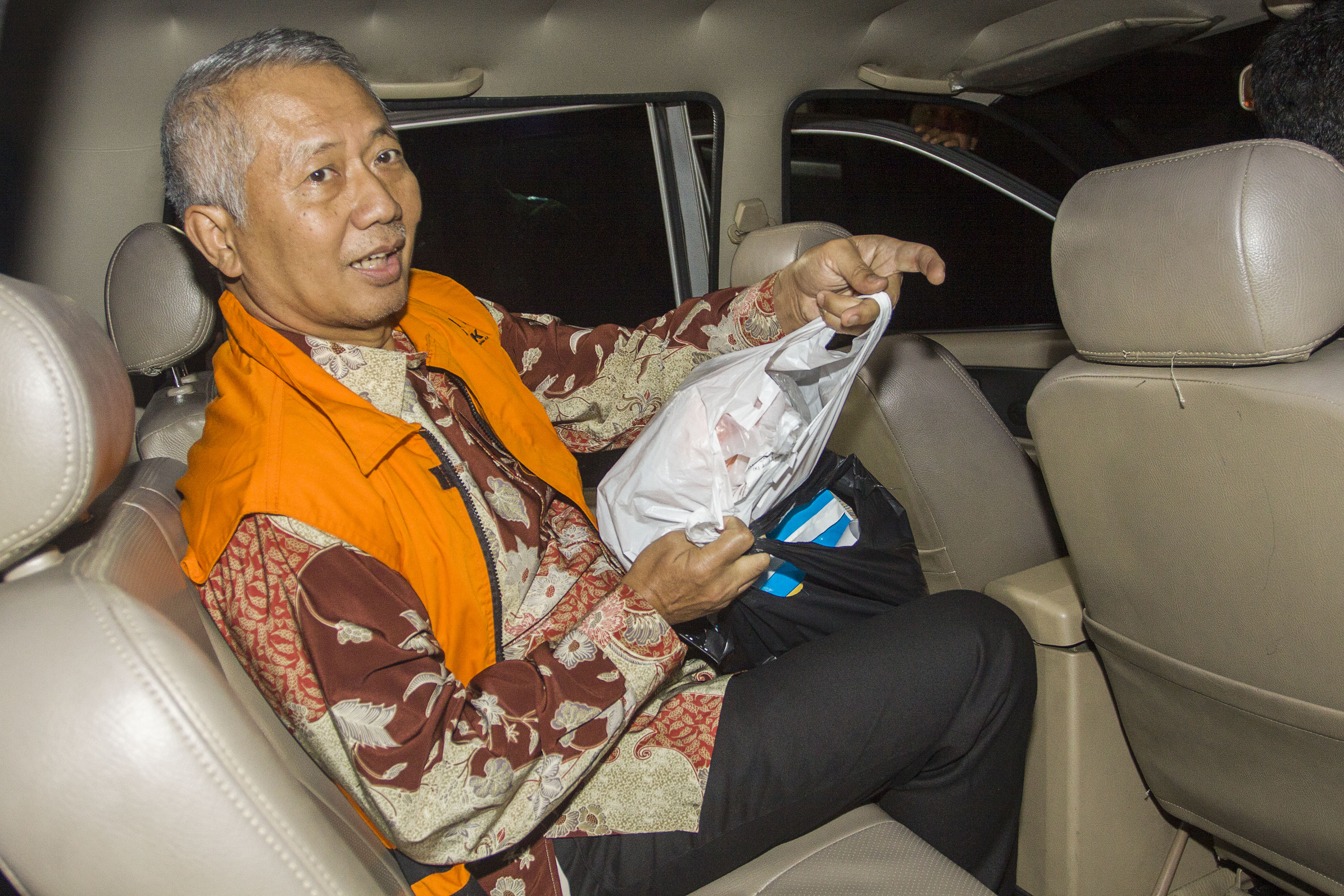 DIPERIKSA. Dirjen Perhubungan Laut (Hubla) Kemenhub Antonius Tonny Budiono berada di dalam mobil usai menjalani pemeriksaan, di KPK, Jakarta, Jumat, 25 Agustus. Foto oleh Galih Pradipta/ANTARA 
