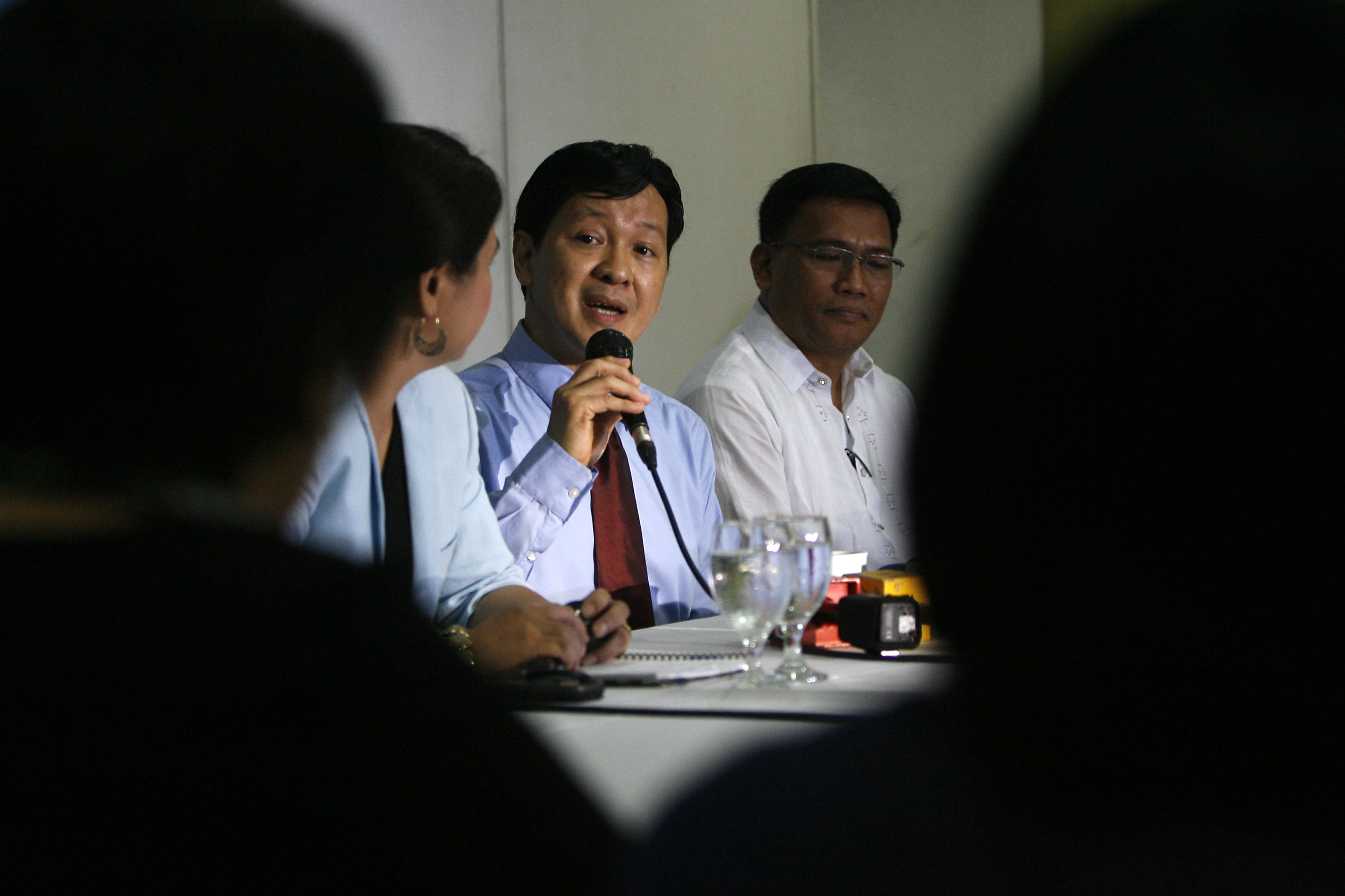 CRIMINAL CHARGES. The Ombudsman has filed criminal charges against former MRT3 general manager Al Vitangcol III (middle). File photo by Ben Nabong/ Rappler  