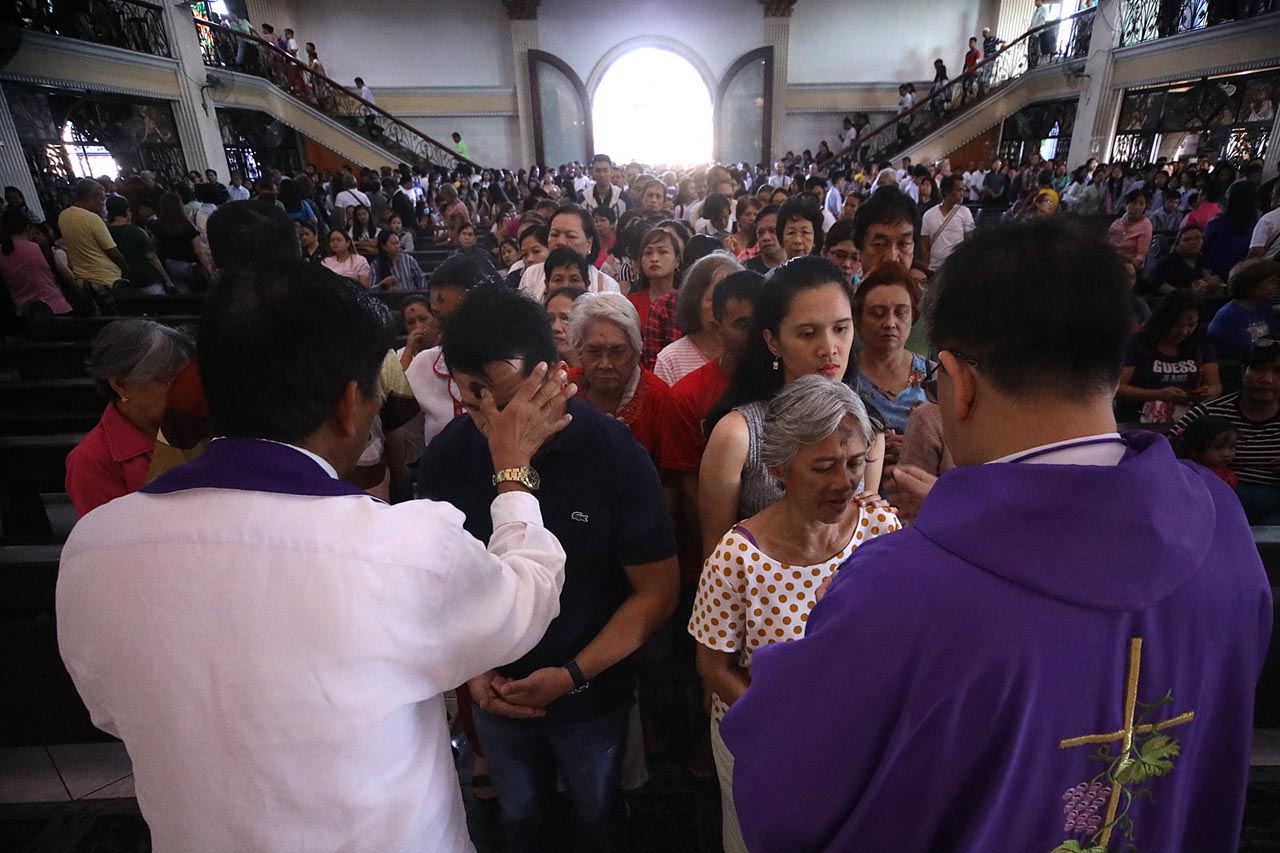 ASH WEDNESDAY. Catholics attend an early morning Mass at Saint Peter Parish along Commonwealth Avenue in Quezon to mark the Ash Wednesday, March 6, 2019. Photo by Darren Langit/Rappler 