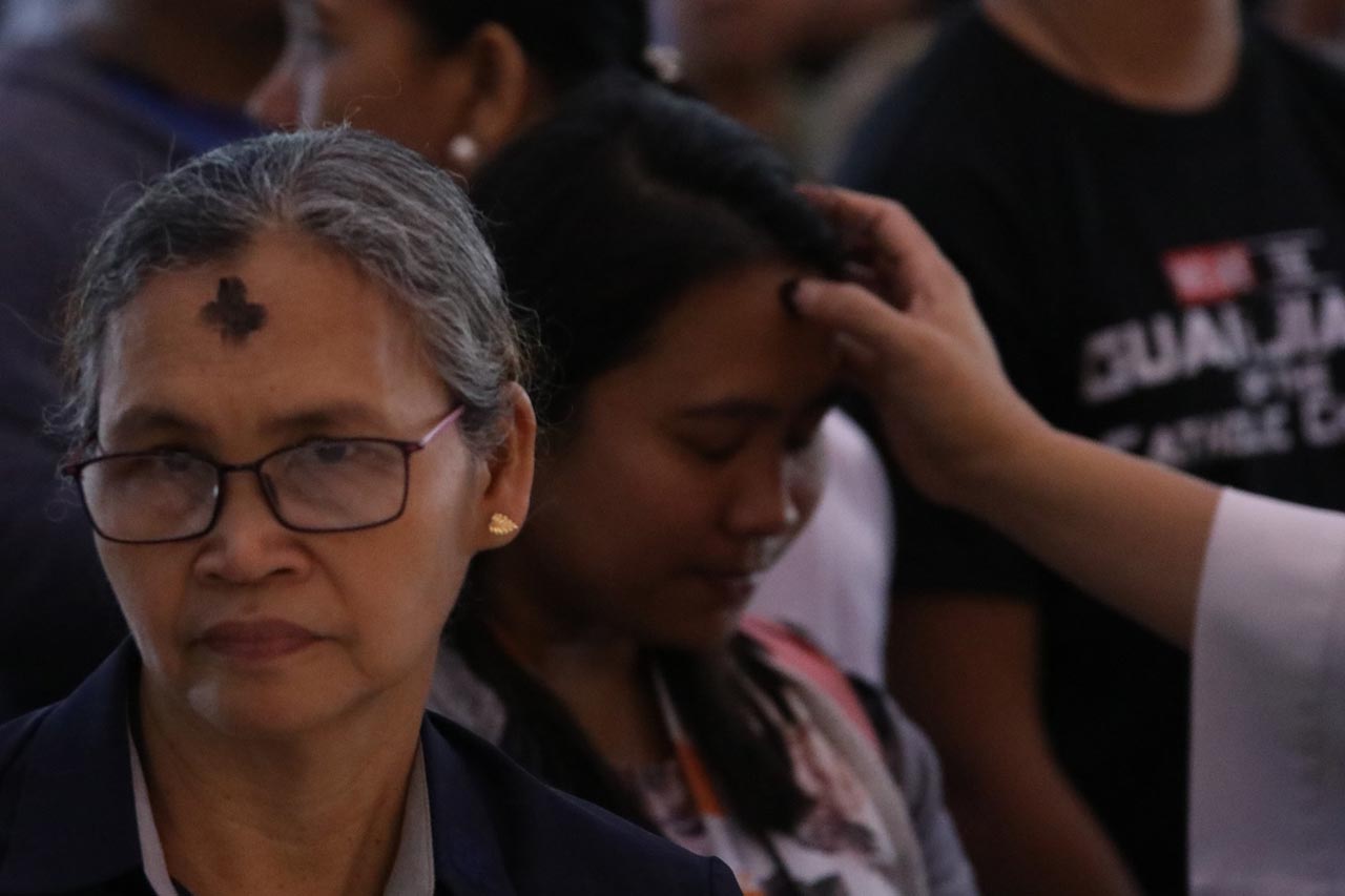 ASH WEDNESDAY. Catholics attend an early morning Mass at Saint Peter Parish along Commonwealth Avenue in Quezon City to mark the Ash Wednesday, March 06, 2019. Photo by Darren Langit/Rappler 