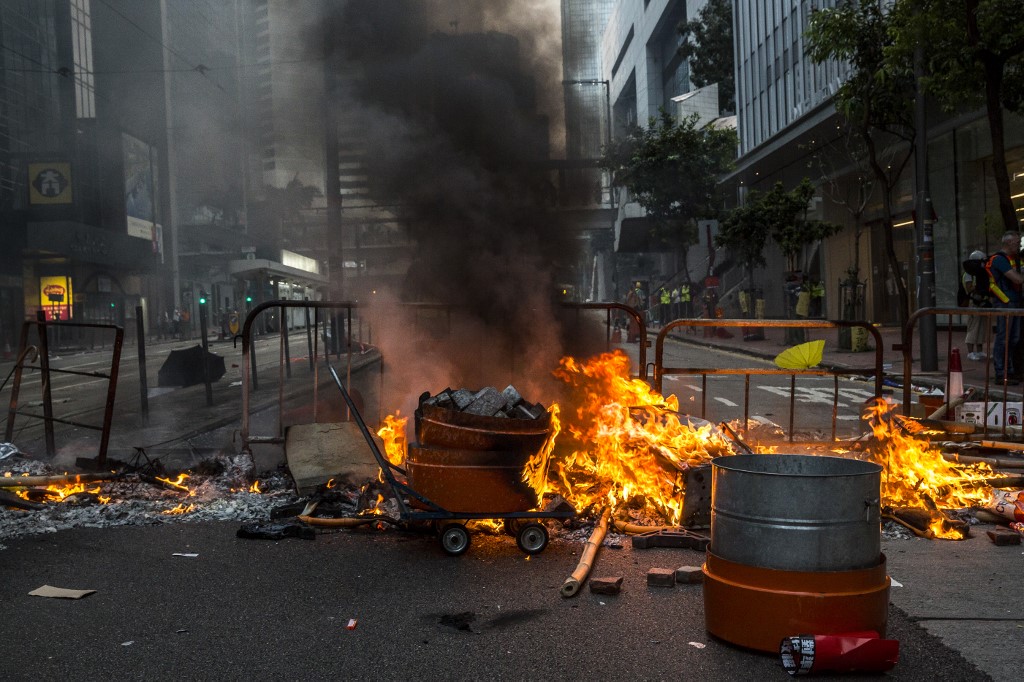 BURNING DEBRIS. Debris are left burning during clashes with police following an unsanctioned march through Hong Kong on September 29, 2019. Photo by Isaac Lawrence/AFP 