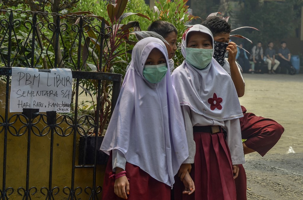 SENT HOME. Indonesian schoolgirls wear facemasks as they are sent home after schools were ordered closed in Pekanbaru, Riau on September 10, 2019. Photo by Wahyudi/AFP 