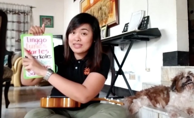 ESKUWELARO. Teacher Andrea from the Raya School teaches the days in Filipino in one of the Eskuwelaro videos with the help of Adarna House. Screenshot from YouTube/Adarna House 