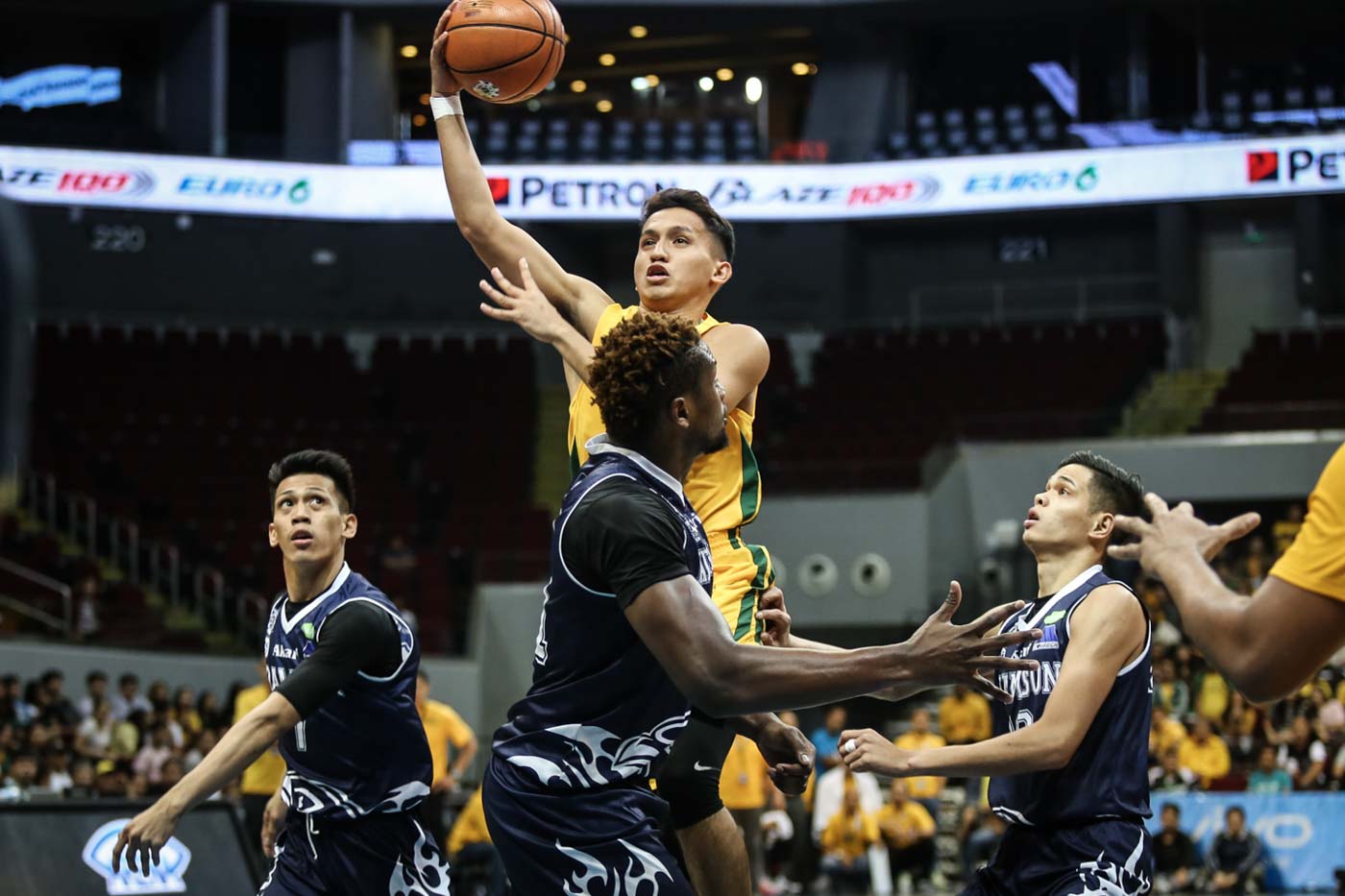 MOVING ON. Wendell Comboy and the FEU Tamaraws turn their focus on their do-or-die match versus La Salle. Photo by Josh Albelda/Rappler  