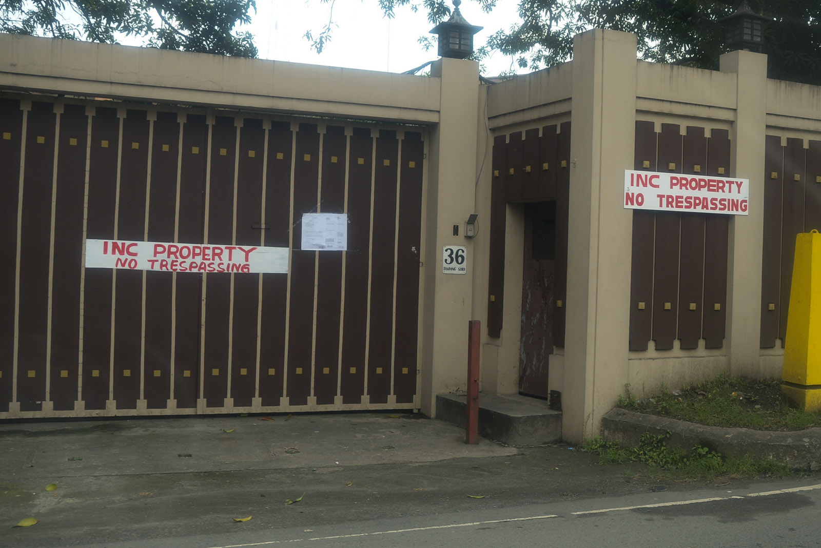 PROHIBITION. A 'No Tresspassing' sign is seen outside 36 Tandang Sora, where the siblings of INC leader Eduardo Manalo are currently staying. Photo by Jansen Romero/Rappler 