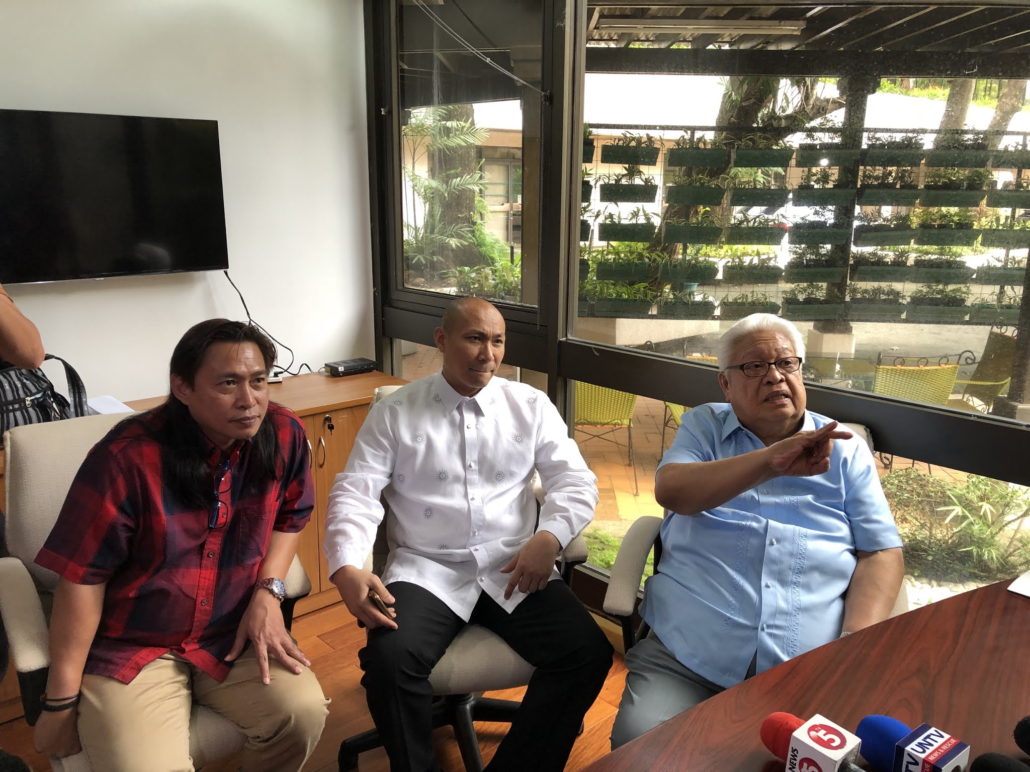 FILED. Opposition lawmakers (right) Edcel Lagman, Gary Alejano, and Teddy Baguilat Jr file impeachment complaints against 7 Supreme Court justices on August 23, 2018. Photo by Mara Cepeda/Rappler 