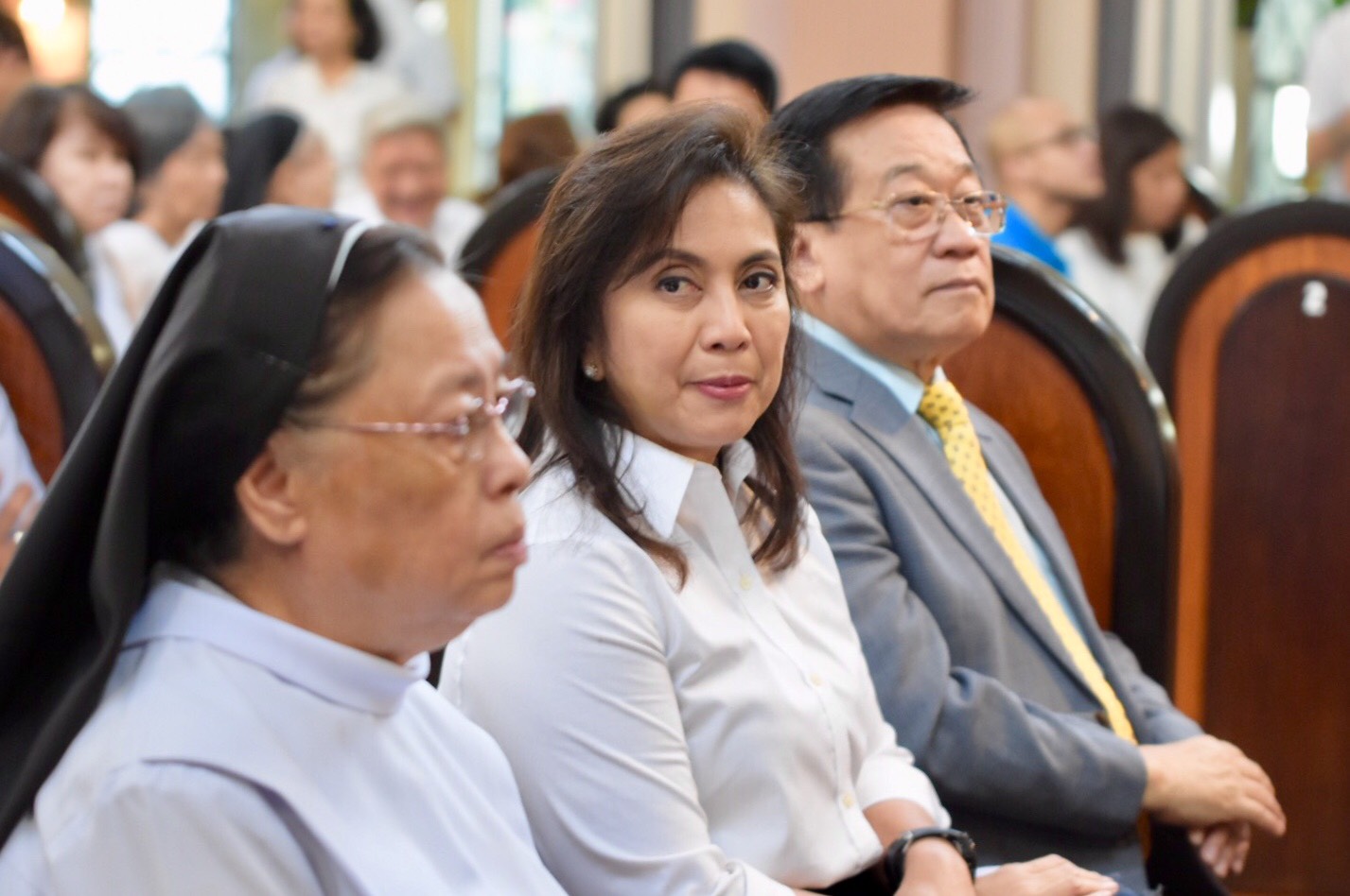 HEARING MASS. Vice President Leni Robredo sits beside her lawyer Romulo Macalintal and Sister Mary John Mananzan from the Order of St Benedict. Photo by LeAnne Jazul/Rappler 