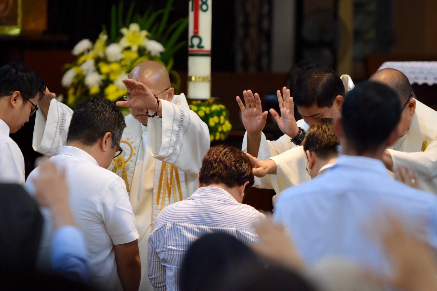 BLESSED. Vice President Robredo's legal team receives a blessing during the Mass. Photo by LeAnne Jazul/Rappler 