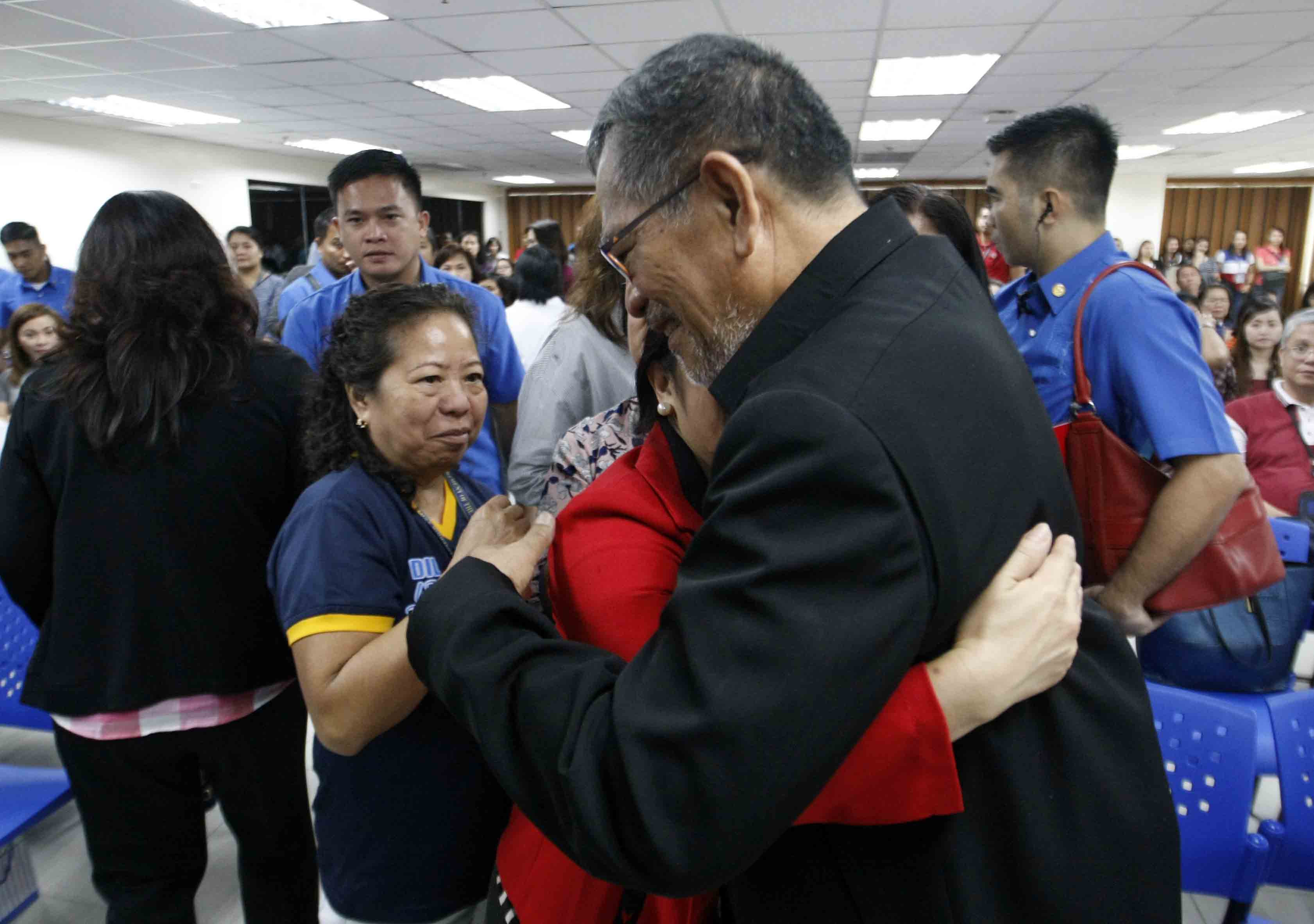 FORMER CHIEF. Ismael Sueno gets a send-off from department employees on April 6, 2017. Rappler photo  
