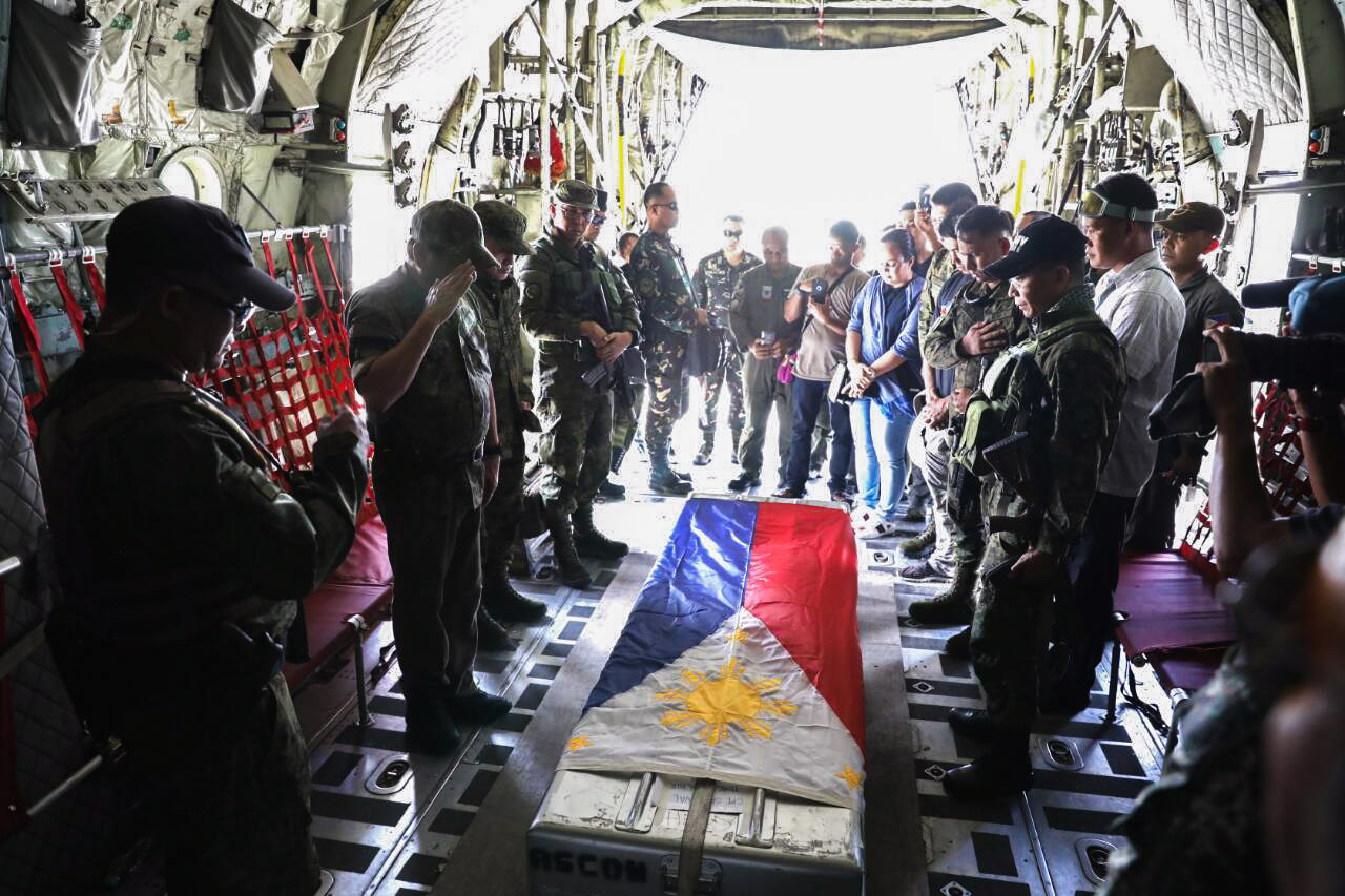LAST RESPECTS. President Rodrigo Duterte pays his last respects to Captain Rommel Sandoval, a soldier killed in Marawi City. Malacañang photo 