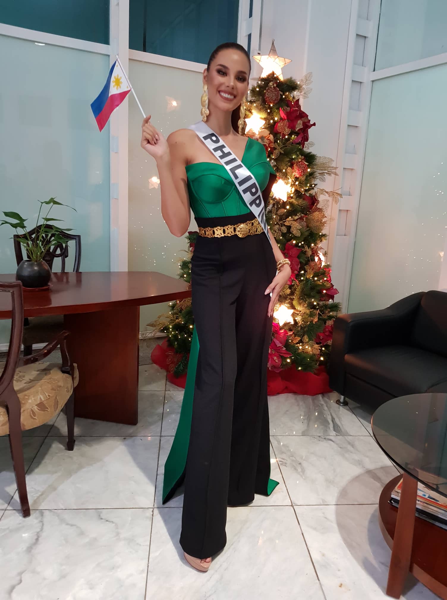 READY FOR THAILAND. Catriona wears an outfit by Anthony Ramirez for her departure. Photo courtesy of Gines Enriquez  of Bb Pilipinas Charities Inc  