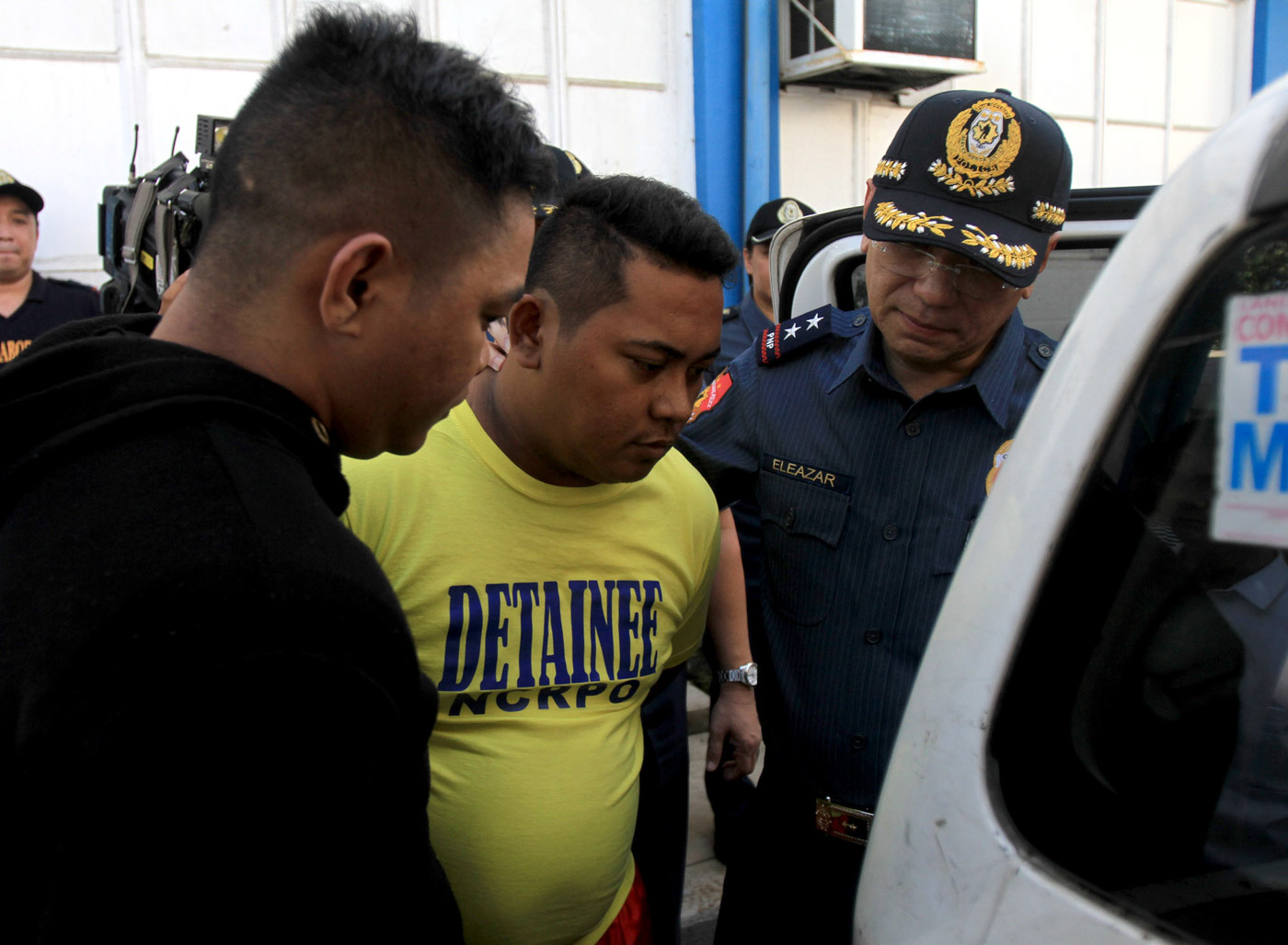 SEX-FOR-FREEDOM. NCRPO chief Director Guillermo Eleazar (right) questions the two QCPD Station 4 policemen who are under custody at the Regional Special Operation unit of Camp Bagong Diwa in Taguig City on Wednesday, November 7, 2018. Photo by Inoue Jaena/Rappler 