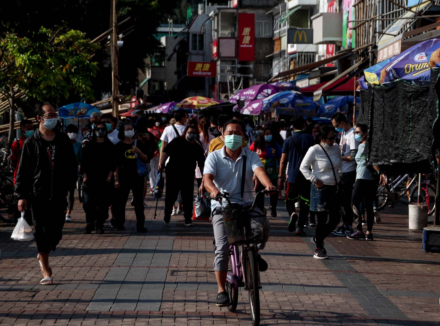 DAY TRIP. Cheung Chau Island, as seen here on April 12, is a popular location for residents to take a day trip. File photo by Tommy Walker/Rappler 