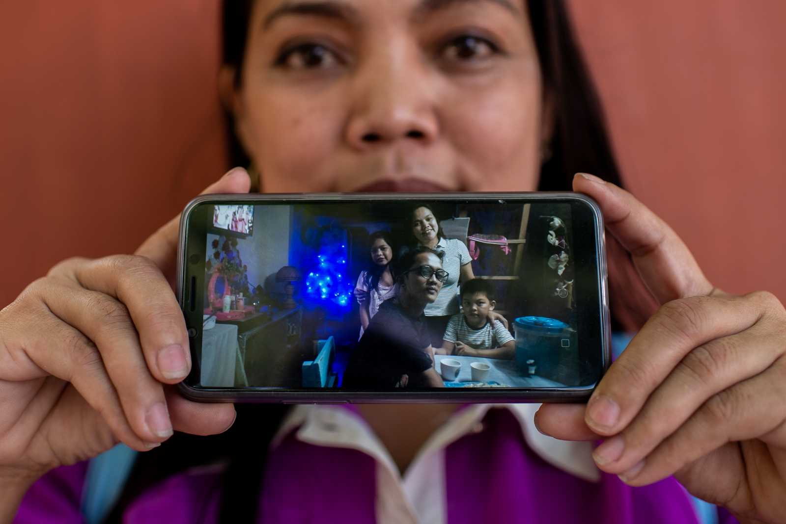 SINGLE MOM. Single mother Ana Borbe shows a photo of her and her 3 children, that she has been painstakingly raising on her own. Photo by Eloisa Lopez/Rappler  