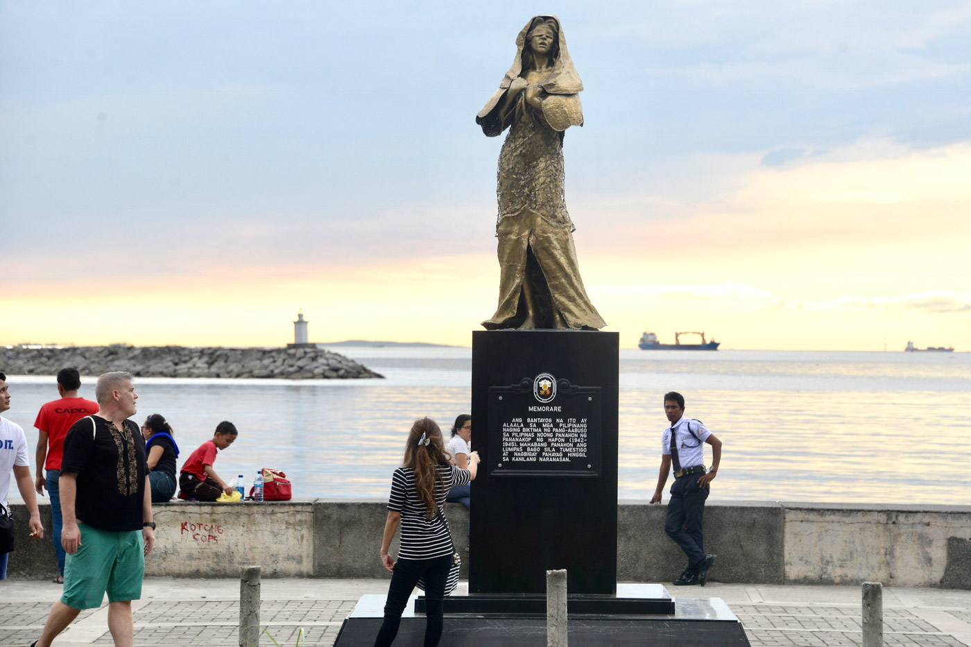 CONTROVERSIAL STATUE. This statue of a comfort woman along Roxas Boulevard has generated controversy since it was inaugurated on December 8, 2017. Photo by Angie de Silva/Rappler 