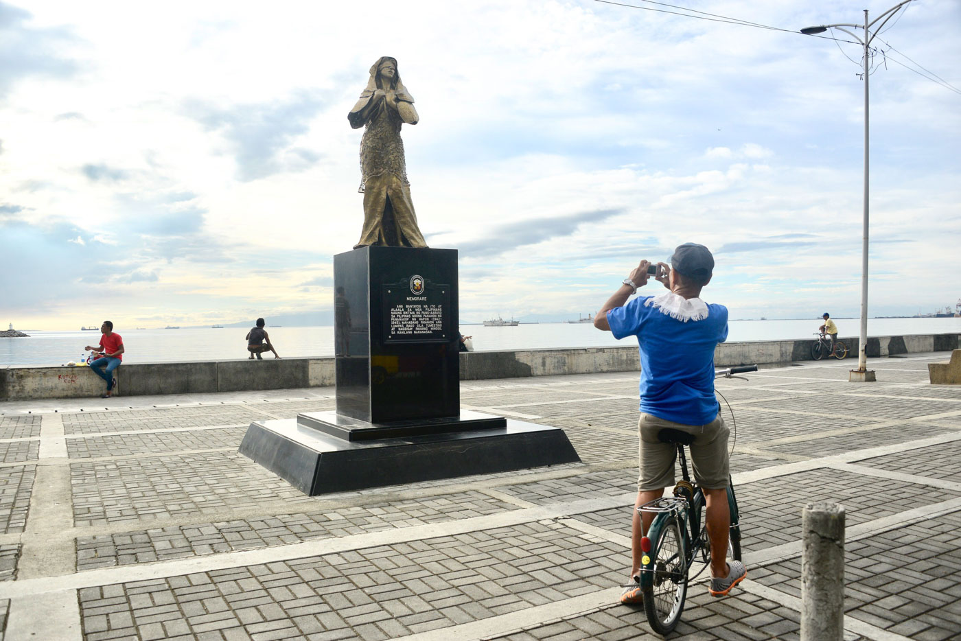 TOURIST ATTRACTION. Controversies aside, the comfort woman statue along Roxas Boulevard has drawn the attention of Manila's passersby. Photo by Angie de Silva/Rappler 