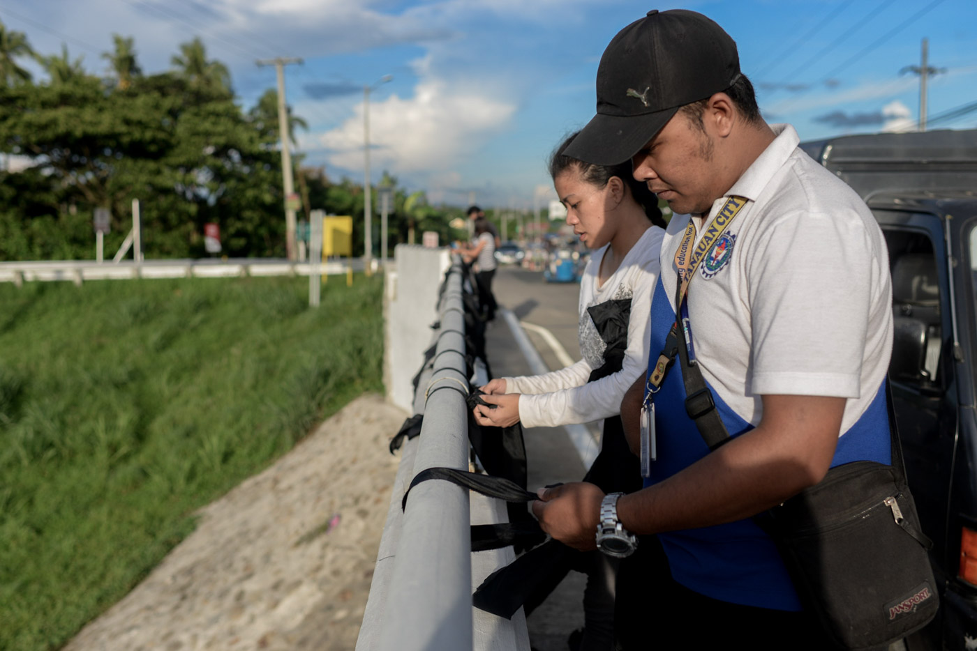 DARK HOURS. Students tie black ribbons on a bridge in Tanauan City to mourn the passing of Antonio Halili. Photo by Eloisa Lopez/Rappler 