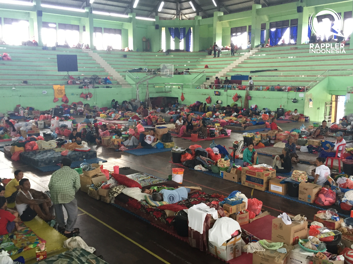 PENGUNGSIAN. Suasana salah satu pusat pengungsian di GOR Swecapura Klungkung pada Kamis, 30 November. Foto oleh Santi Dewi/Rappler 