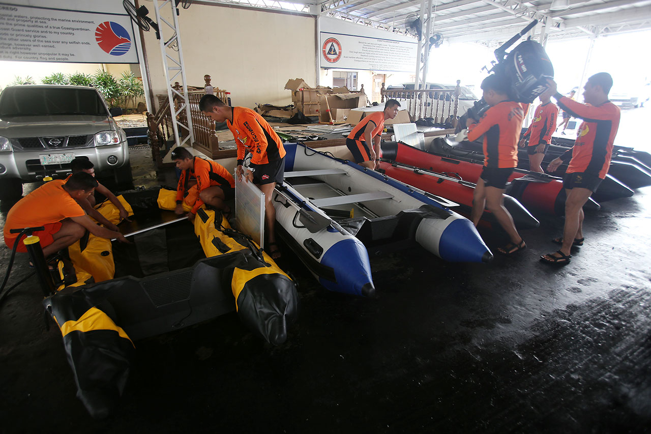 DEPLOY. Members of the Philippine Coastguard prepare rubber boats inside their headquarters in Manila on August 13, 2018. Photo by Ben Nabong/Rappler