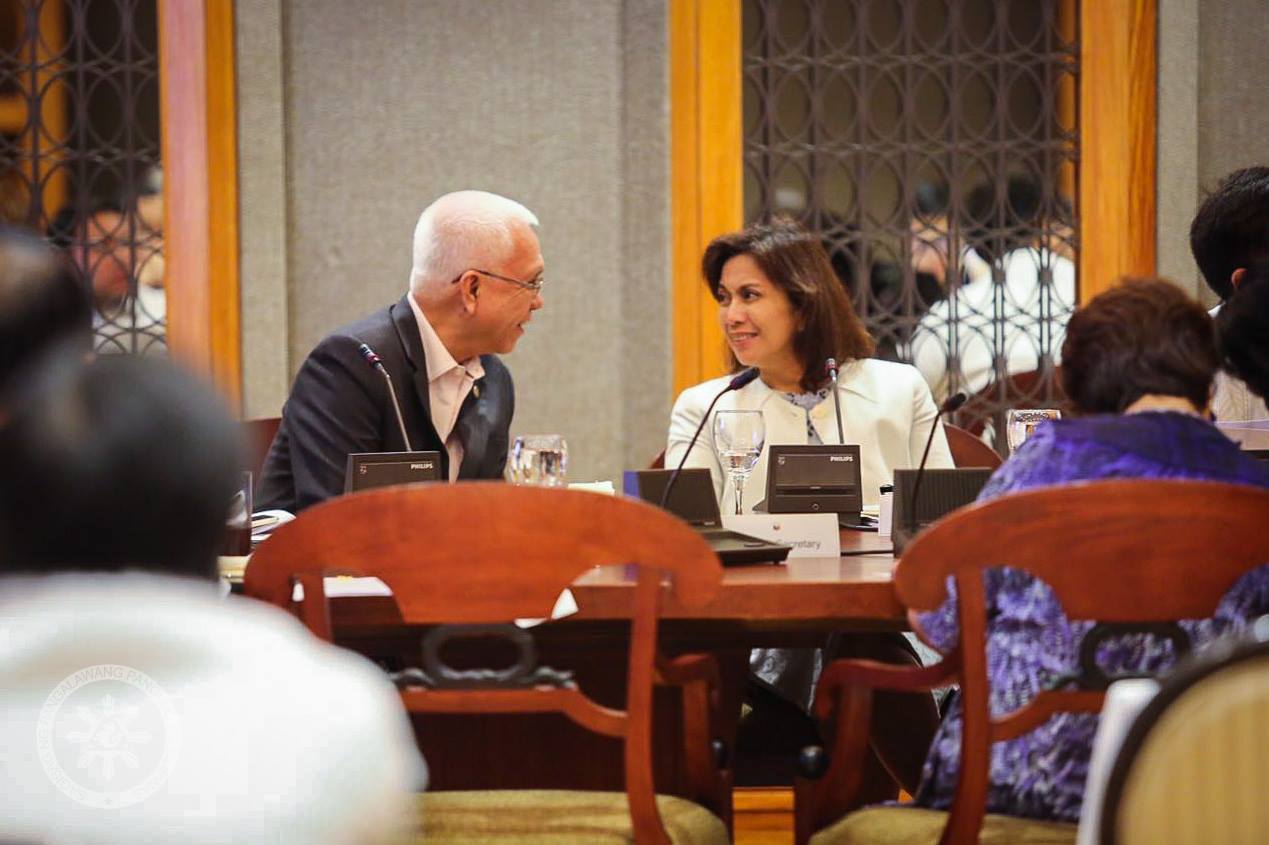 LAST MEETING? Vice President and outgoing HUDCC chair Leni Robredo speaks to Cabinet Secretary Jun Evasco during a December 1 meeting in Malacañang. Photo courtesy of the Office of the Vice President    
