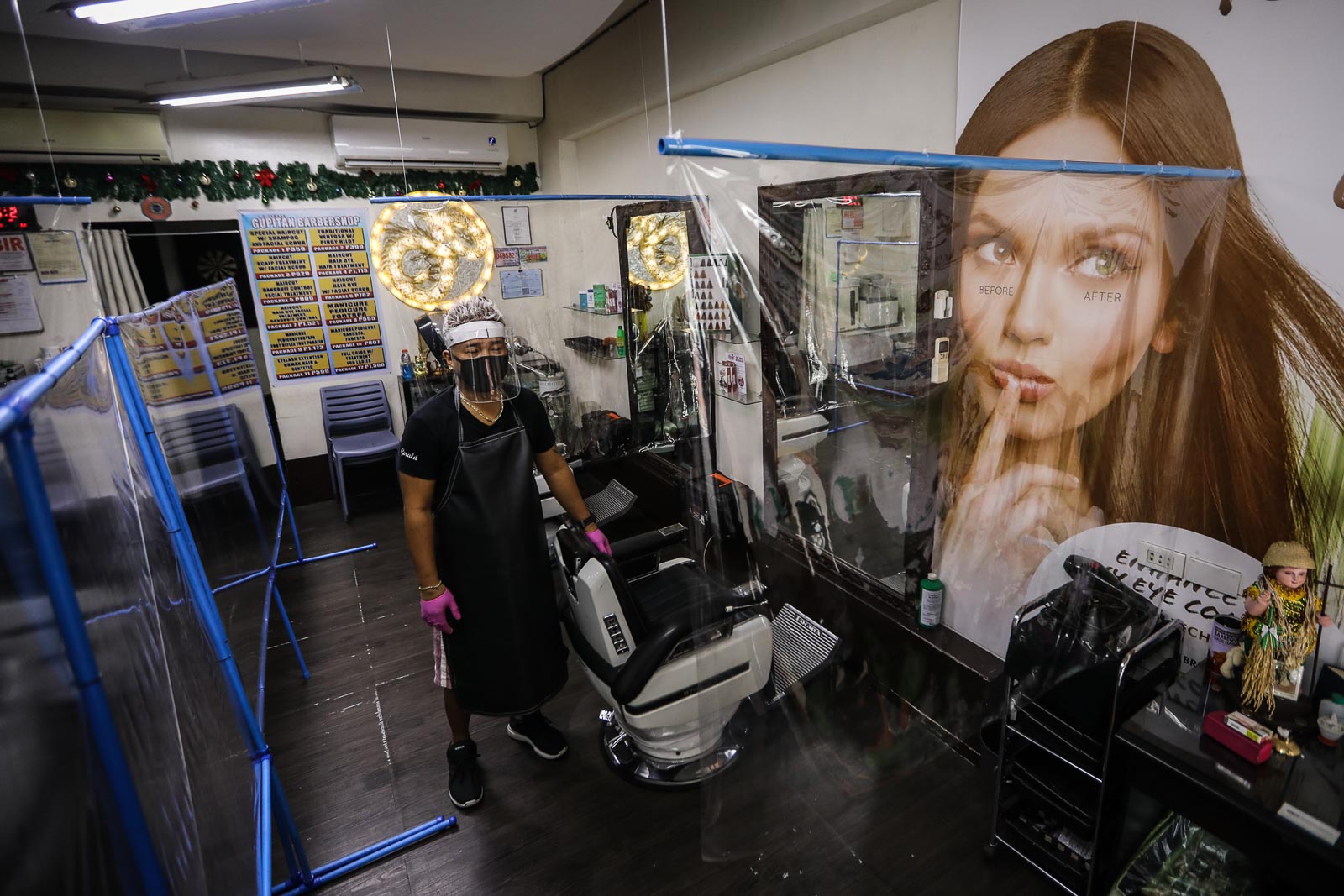 PREPPING FOR OPENING DAY. Gupitan, a salon and  barbershop along Timog Avenue in Quezon City on May 30, 2020, prepares for the reopening of its services as the government relaxes quarantine measures. Photo by Jire Carreon/Rappler 