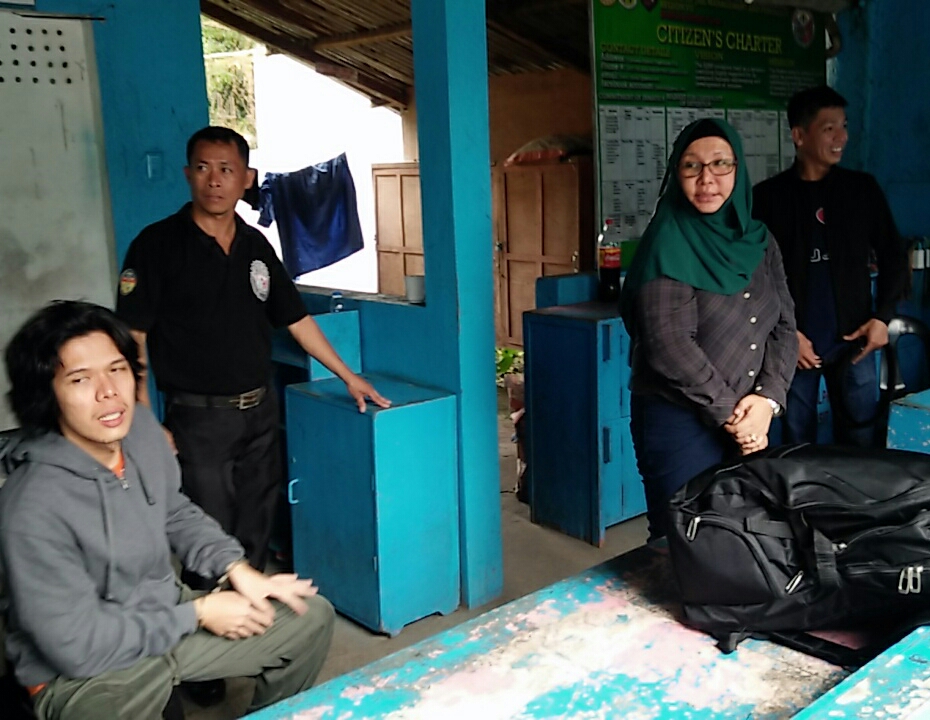 ABU SAYYAF LINKS. Alleged bomb expert Renierlo Dongon (left) and dismissed Police Superintendent Maria Cristina Nobleza (wearing a hijab) are temporarily detained at a local jail facility in Bohol on October 13, 2017, as they await a commercial flight back to Camp Crame in Quezon City. Photo by Michael Ortega Ligalig/Rappler  