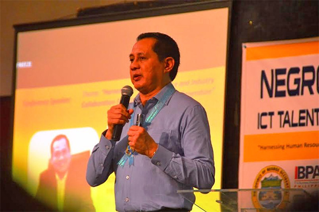 GROWTH. IT expert Jose Mari Mercado says during the Talent Development Expo on June 26, 2015, in Negros Occidental, that the information technology industry is growing by 15% to 18% a year. Photo by Marchel P. Espina/Rappler 
