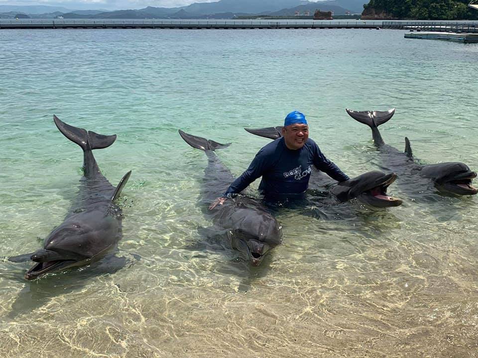 'SIDETRIP.' Presidential Spokesman Harry Roque poses with dolphins at a marine park in Bataan. Photo from Daily Guardian and Ocean Adventure Facebook pages 