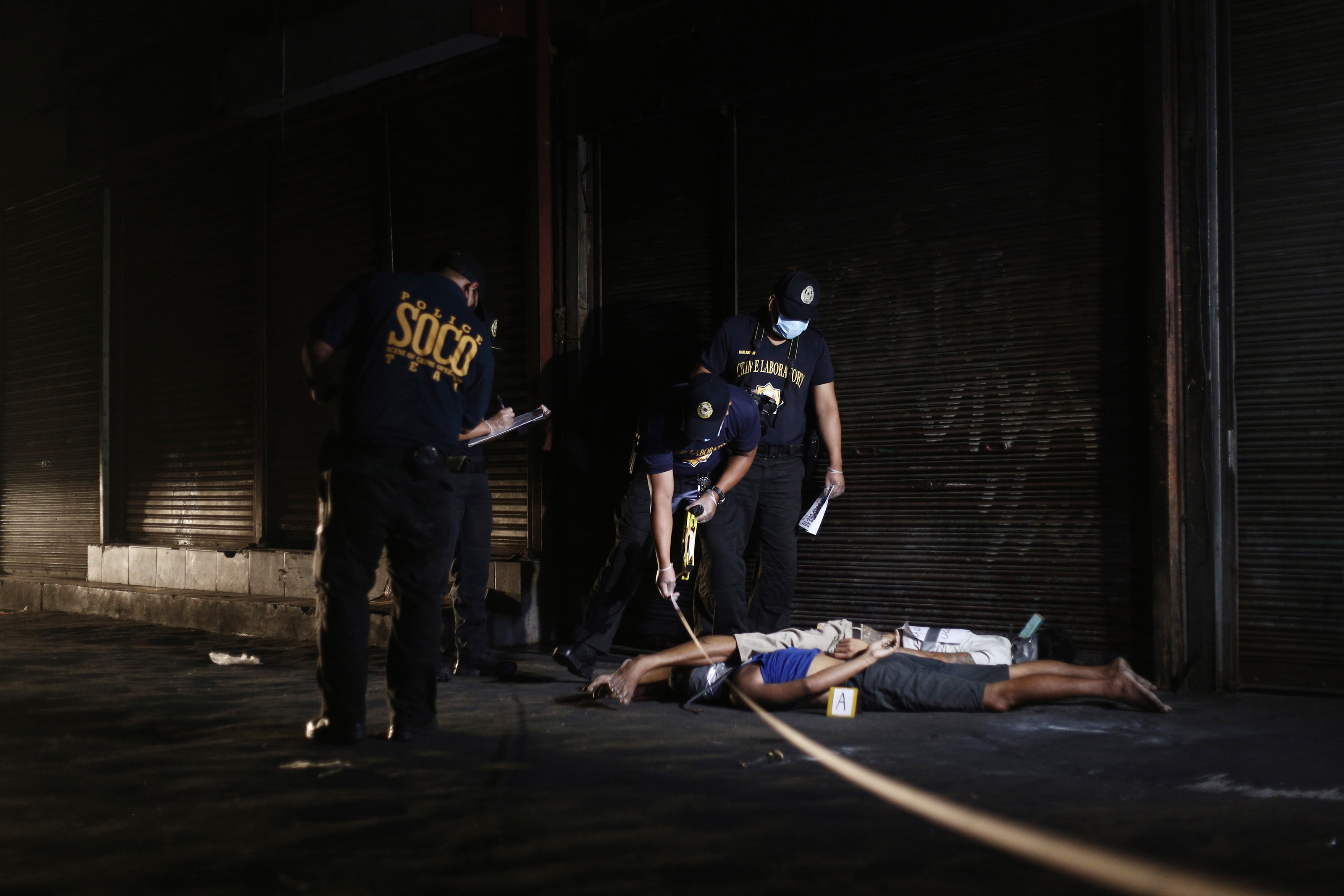 DRUG KILLINGS. Members of the Philippine National Police (PNP) Scene of the Crime Operatives (SOCO) conduct investigation following a police operation against illegal drugs in Manila, Philippines. Photo from EPA 