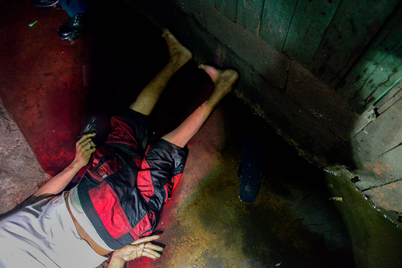 NANLABAN? Police identifies a body of an alleged drug suspect killed in a shoot out in Brgy. 105 Tondo, Manila on July 21, 2016. Photo by Leanne Jazul/Rappler 