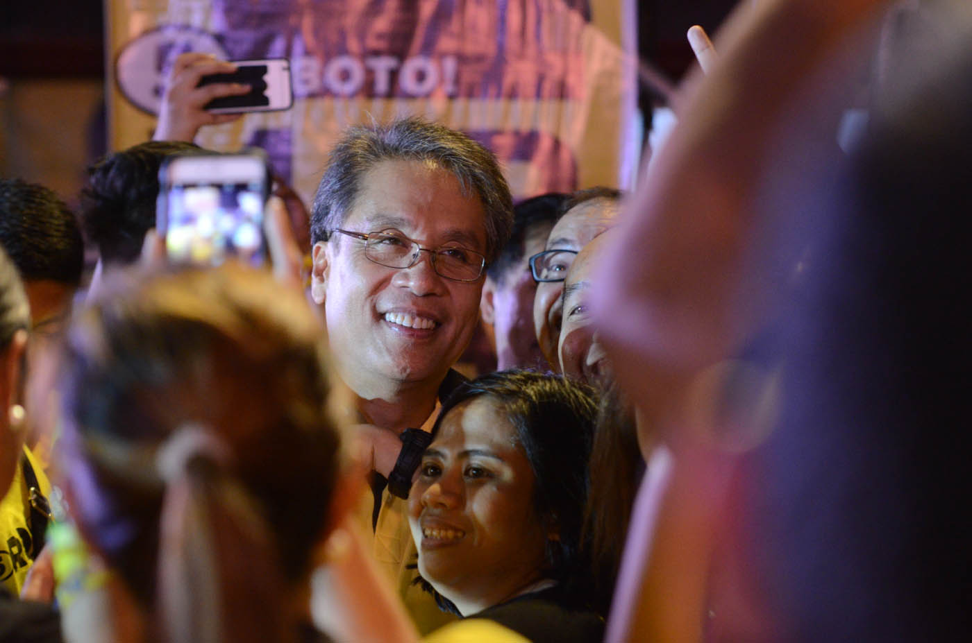CAMPAIGN STORIES. Mar Roxas during a rally in Dagupan City. Photo by Alecs Ongcal/Rappler 