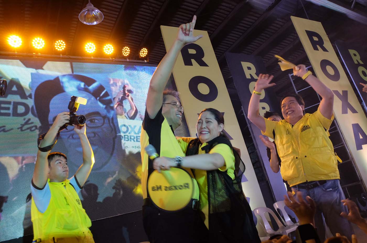 CAMPAIGN MODE. Roxas attends a rally in Dagupan City after the 3rd presidential debate. Photo by Alecs Ongcal/Rappler 