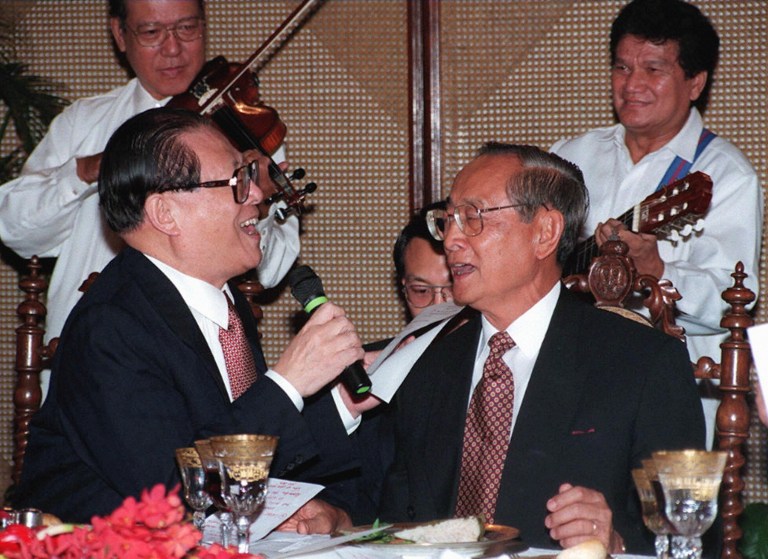 PH-CHINA DUET. Chinese President Jiang Zemin (L) and Philippine President Fidel Ramos (R) sing a duet number with a string quartet at a state dinner for Jiang in Malacañang Palace on November 26, 1996. Photo by AFP   