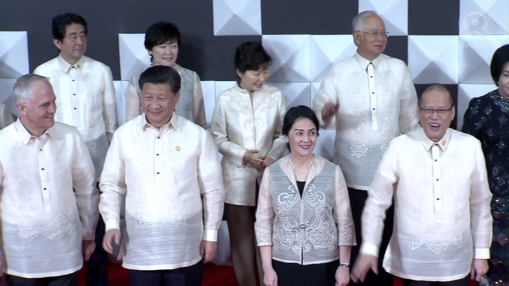 LEADERS. The economic leaders in their barong tagalogs designed by Paul Cabral at the APEC 2015 Welcome Dinner. Rappler Screengrab 