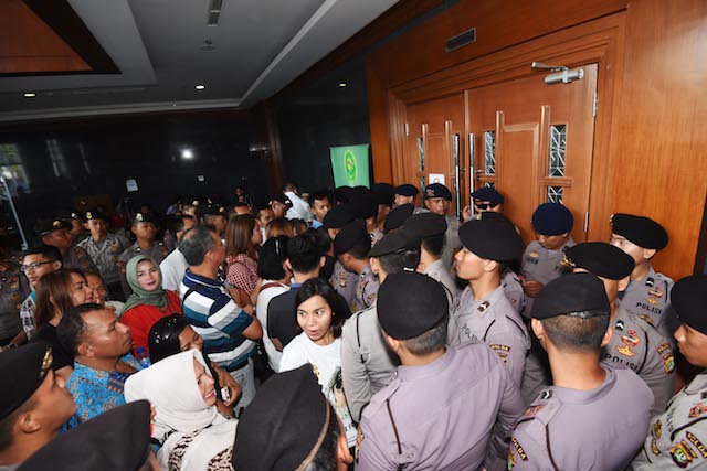 Sejumlah polisi berjaga di pintu masuk ruang sidang kasus vonis Jessica. Foto oleh Akbar Nugroho Gumay/Antara 