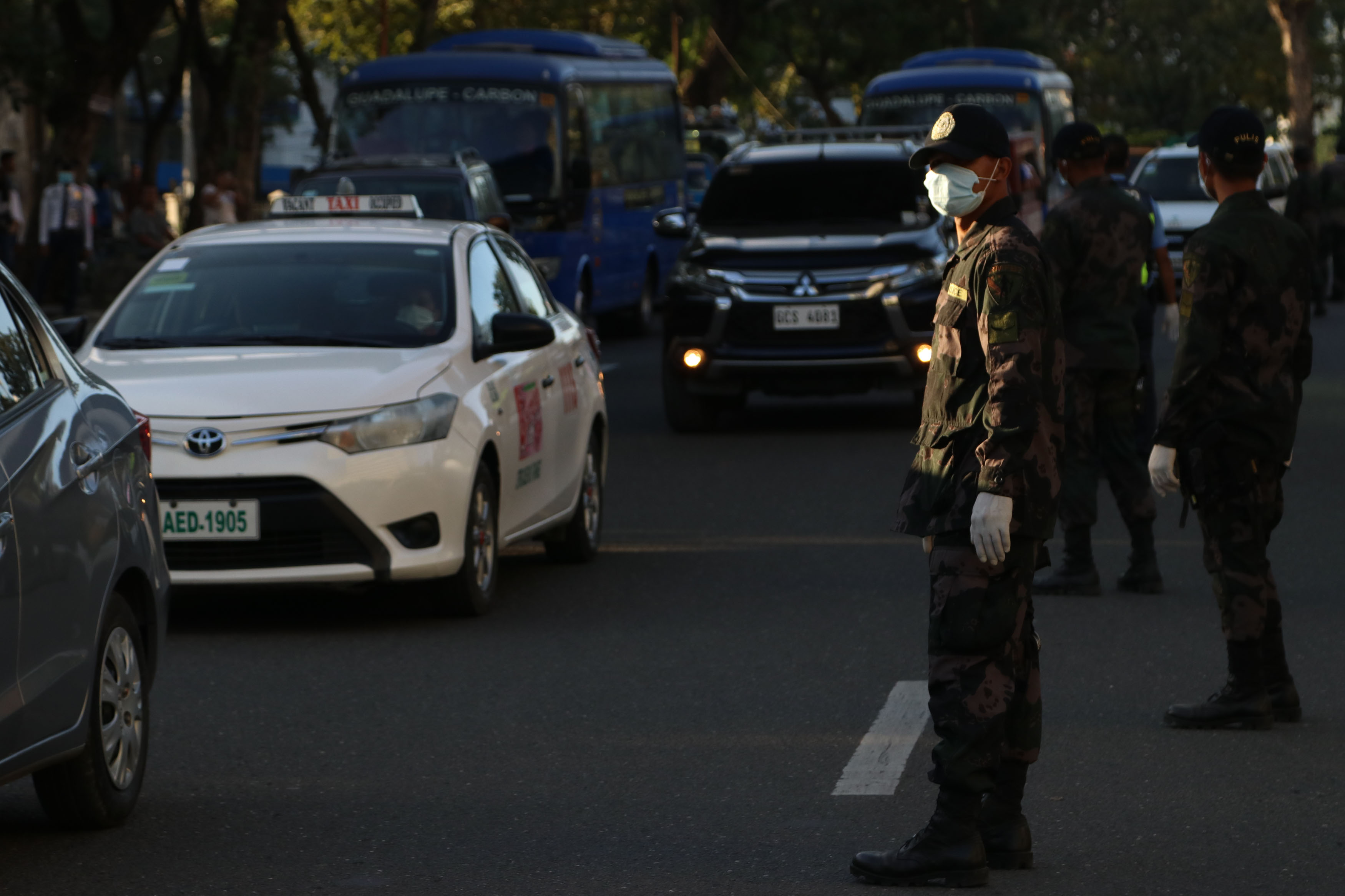 CHECKPOINT. Authorities man a checkpoint in Cebu City. Photo by Gelo Litonjua/Rappler 