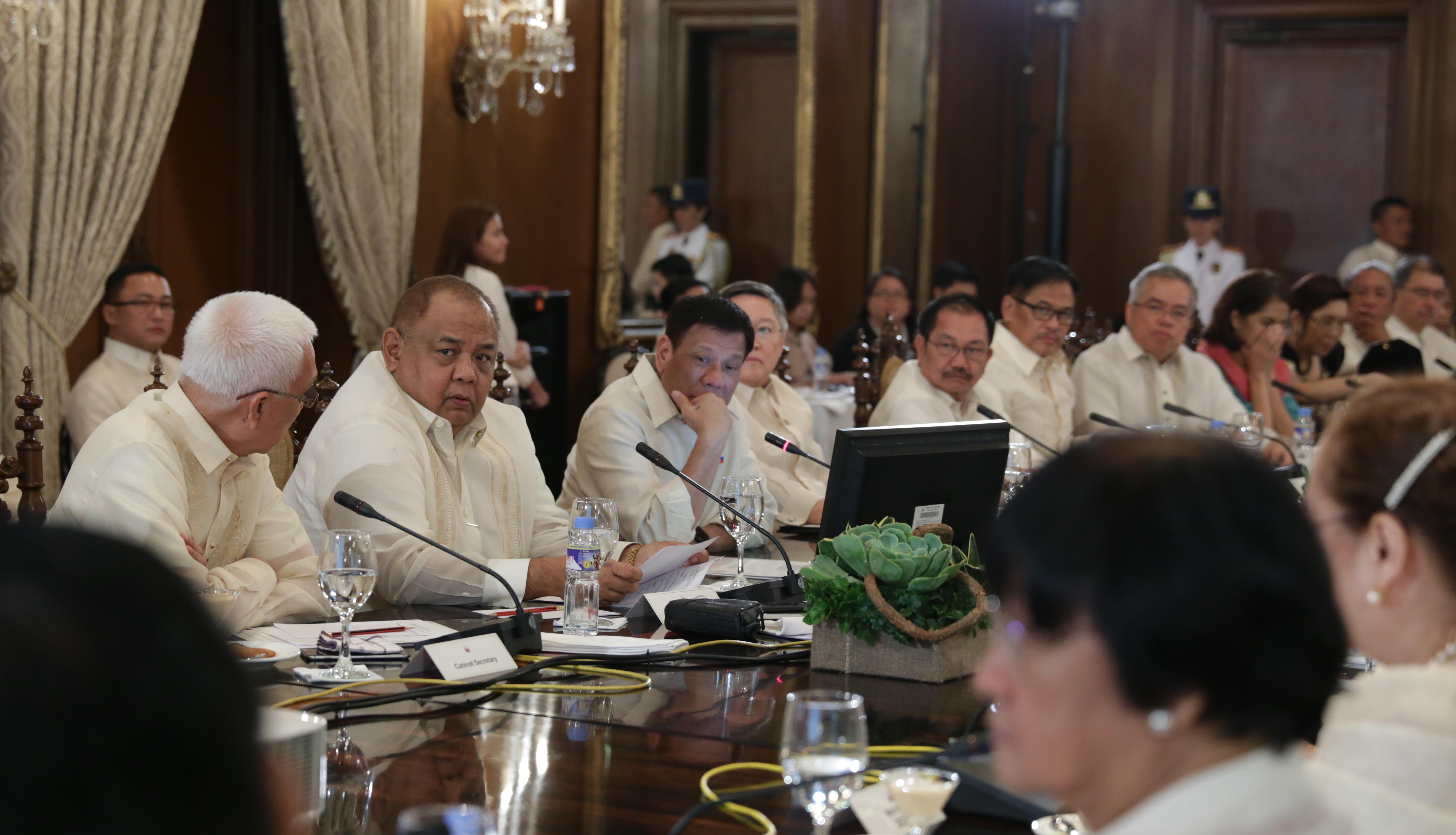 CABINET MEETING. File photo of President Rodrigo Roa Duterte with his Cabinet at the Aguinaldo State Dining Room of Malacañang Palace.   
