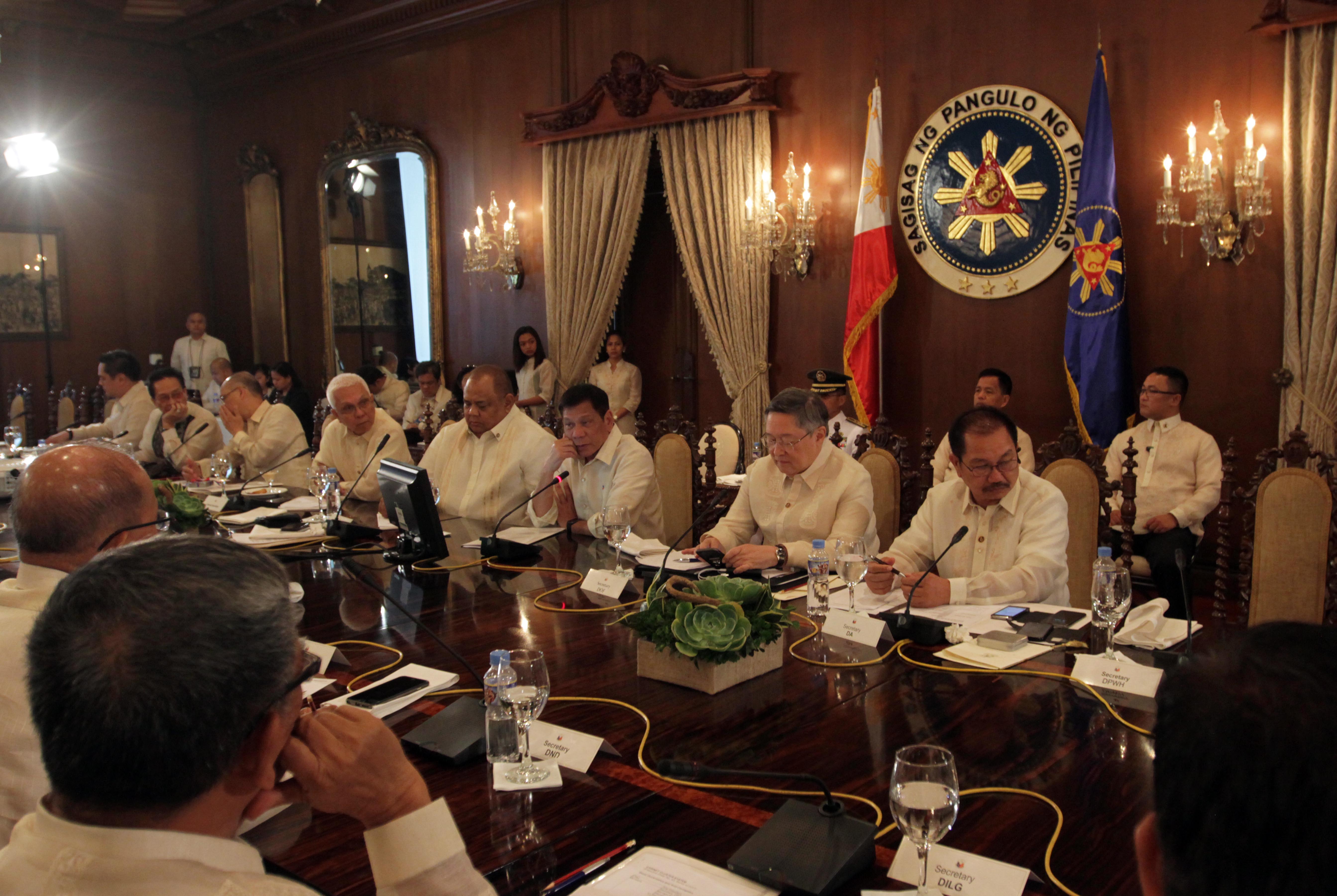'RESPONSIVE GOVERNMENT.' President Rodrigo Duterte holds his first Cabinet meeting at the Aguinaldo State Dining Room of the Malacañang Palace on June 30, 2016. 