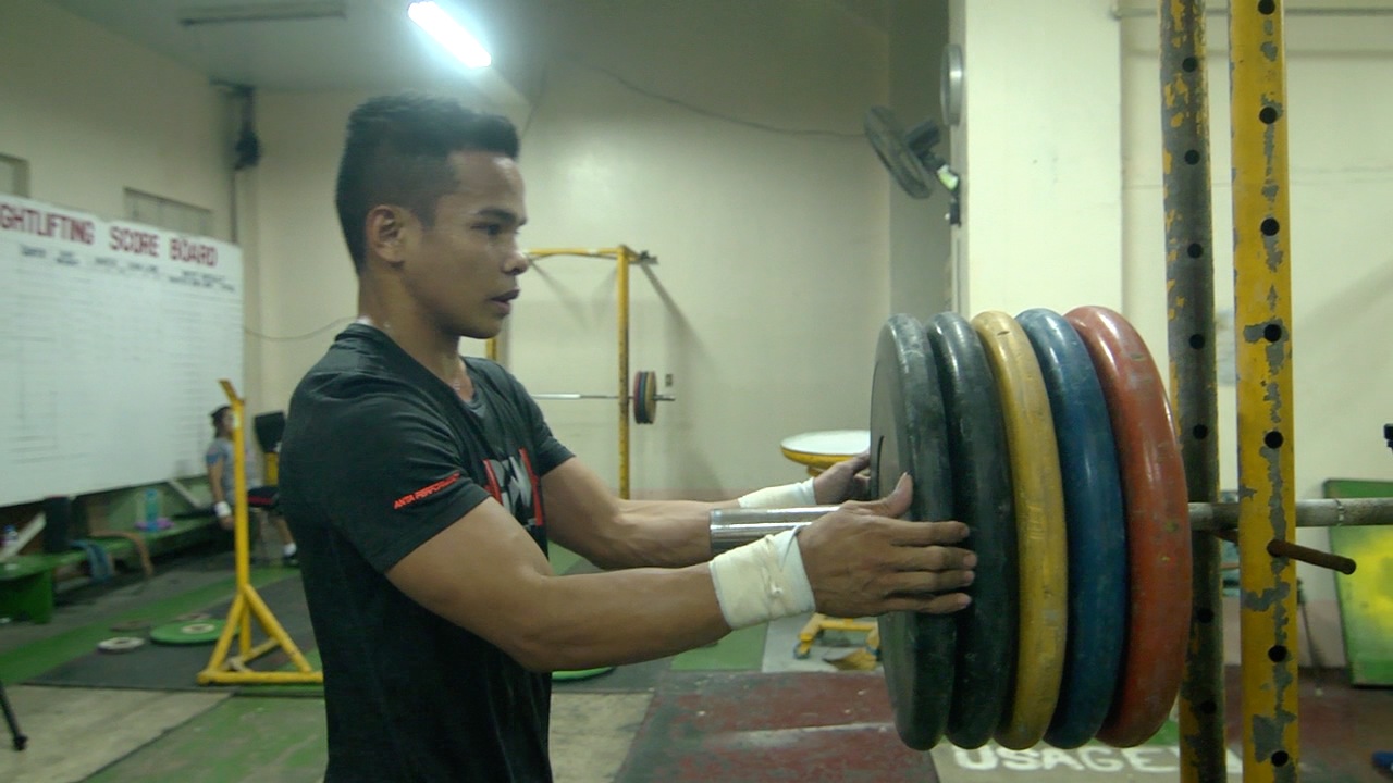 HEAVY WEIGHTS. Nestor Colonia continues to progress, carrying heavier weights. Photo by Rappler   