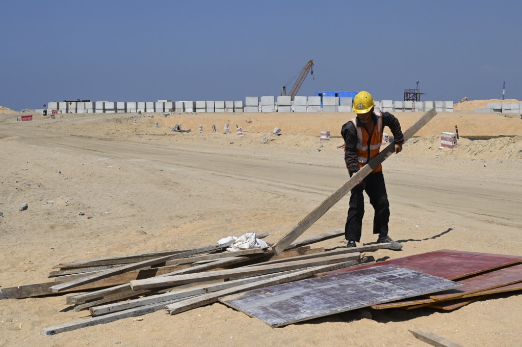 PORT CITY. A Chinese laborer works at a construction site on reclaimed land, part of a Chinese-funded project in Colombo, Sri Lanka, on February 24, 2020. Photo by Ishara S. Kodikara/AFP 