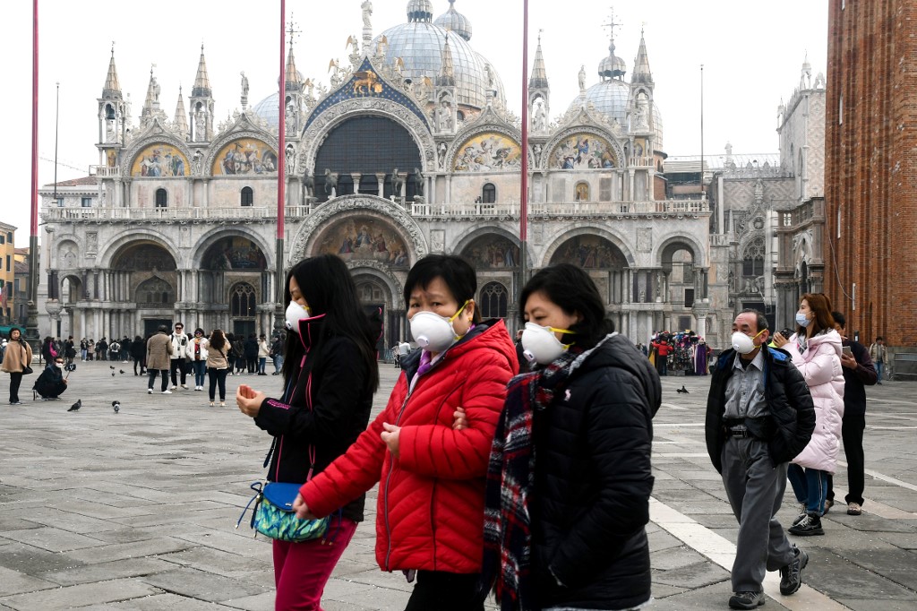 PRECAUTIONS.Tourists wearing protective face masks visit the Piazza San Marco, in Venice, on February 24, 2020 during the usual period of the Carnival festivities. Photo by Andrea Pattaro/AFP 