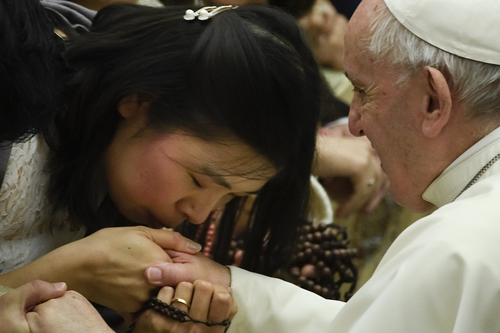 BLESSED. An attendee kisses the hand of Pope Francis during the weekly general audience on February 12, 2020 at Paul-VI hall in the Vatican. Photo by Filippo Monteforte/AFP 