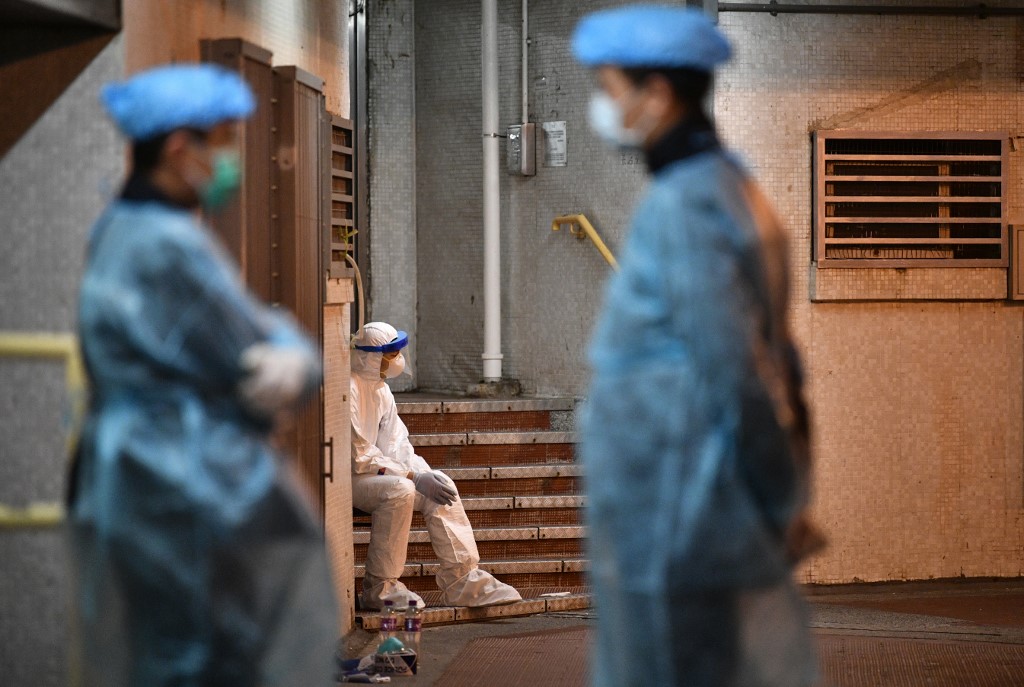HEALTH WORKERS. Medical workers in Hong Kong are dealing with more than 60 cases of the novel coronavirus. Photo by Anthony Wallace/AFP 