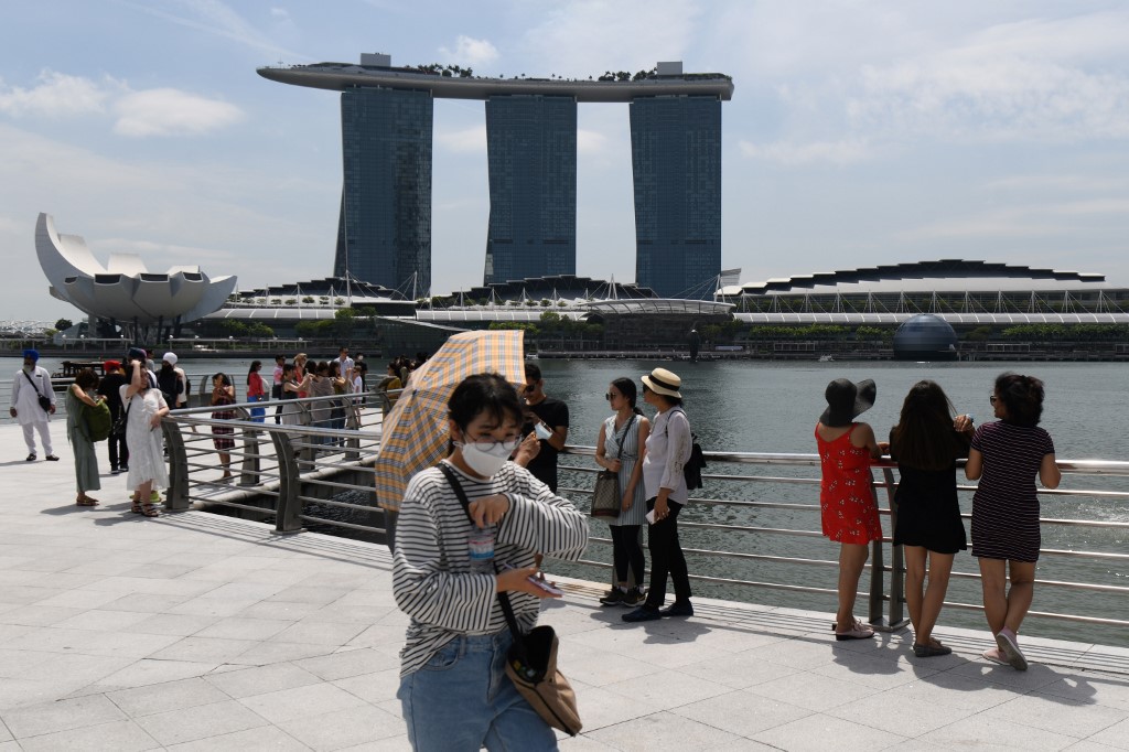 CORONAVIRUS IN SINGAPORE. A visitor, wearing a protective facemask amid fears about the spread of the COVID-19 novel coronavirus, walks along Merlion Park in Singapore on February 17, 2020. Photo by Roslan Rahman/AFP  