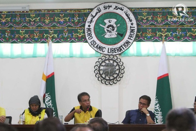 TALK OF PEACE. Mar Roxas visits the MILF headquarters in Camp Darapanan. Photo by Lito Boras/Rappler 