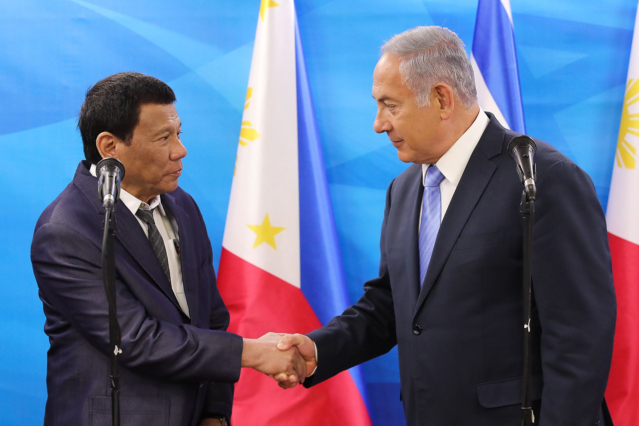 ALLIES. In this file photo, President Rodrigo Duterte and Israel Prime Minister Benjamin Netanyahu shake hands after their joint statements in Jerusalem on September 3, 2018. REY BANIQUET/PRESIDENTIAL PHOTO 